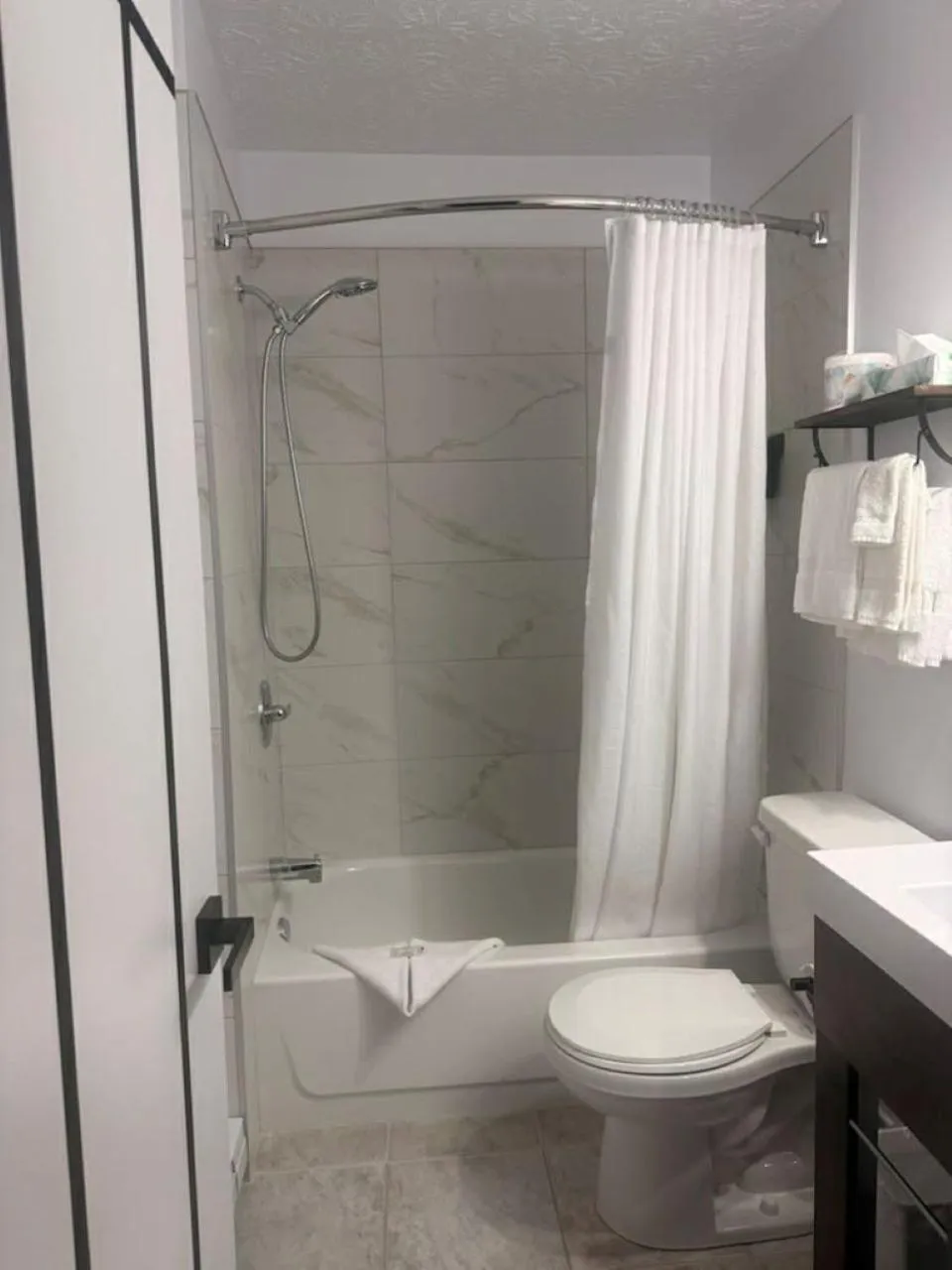 Shower in Auberge MicKy Inc