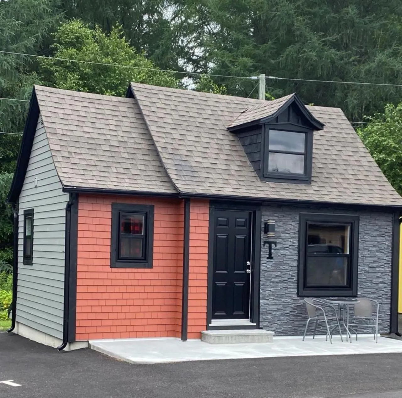 Property building in Auberge MicKy Inc