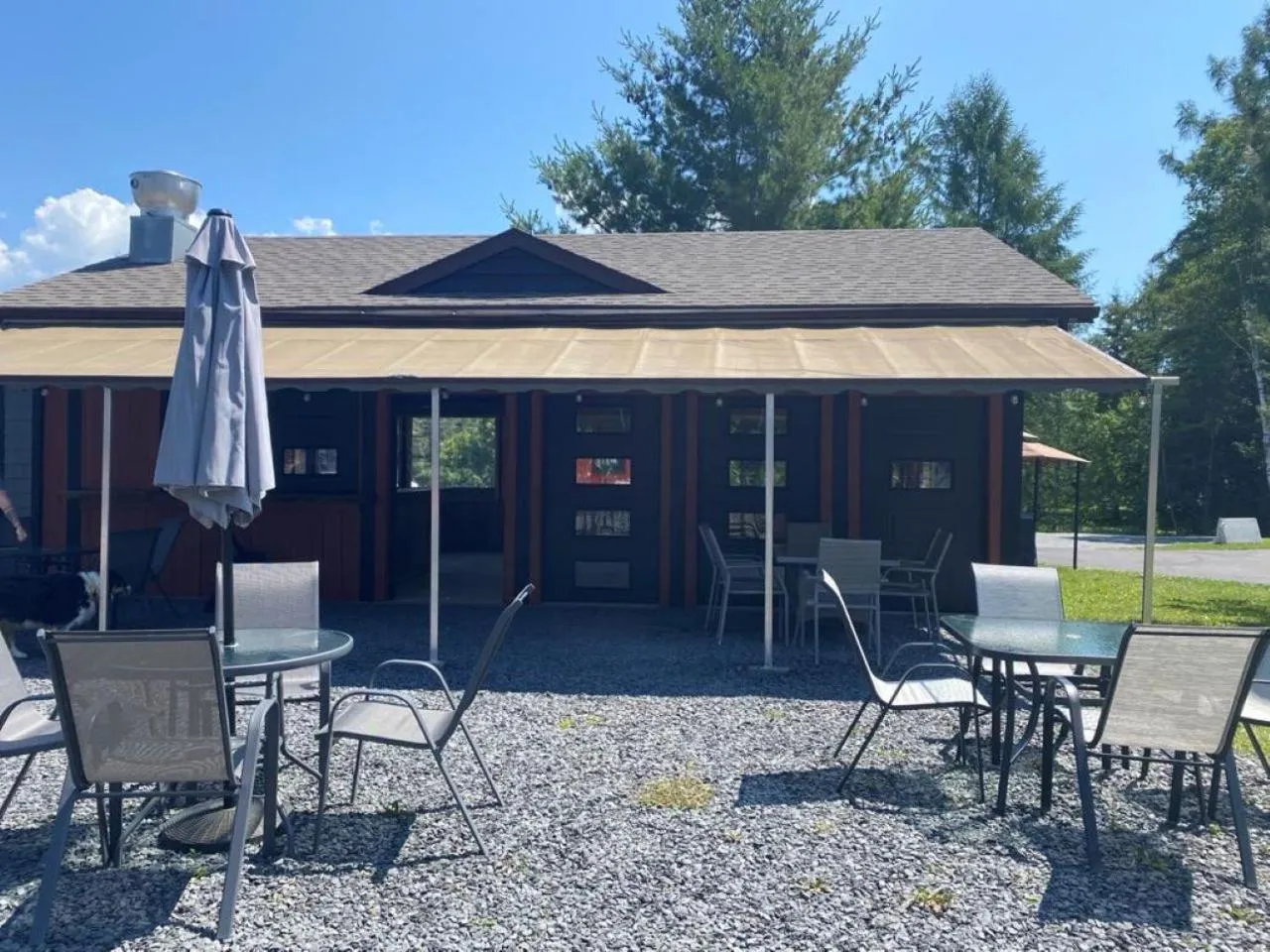 Property building in Auberge MicKy Inc