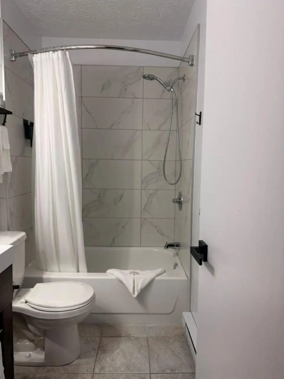 Shower in Auberge MicKy Inc