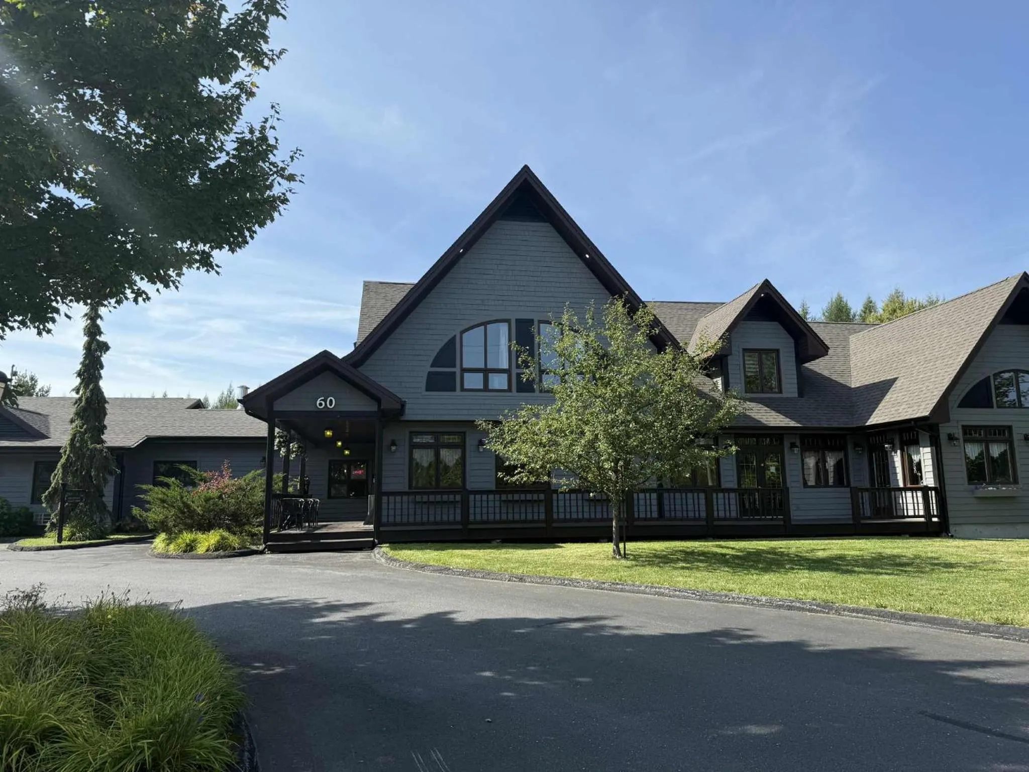 Property building in Auberge MicKy Inc