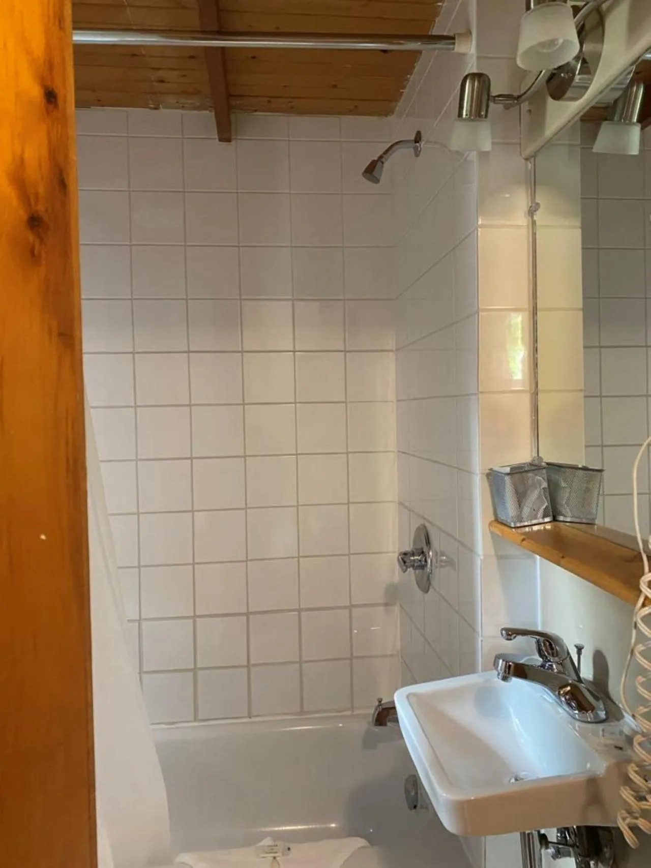 Shower in Auberge MicKy Inc