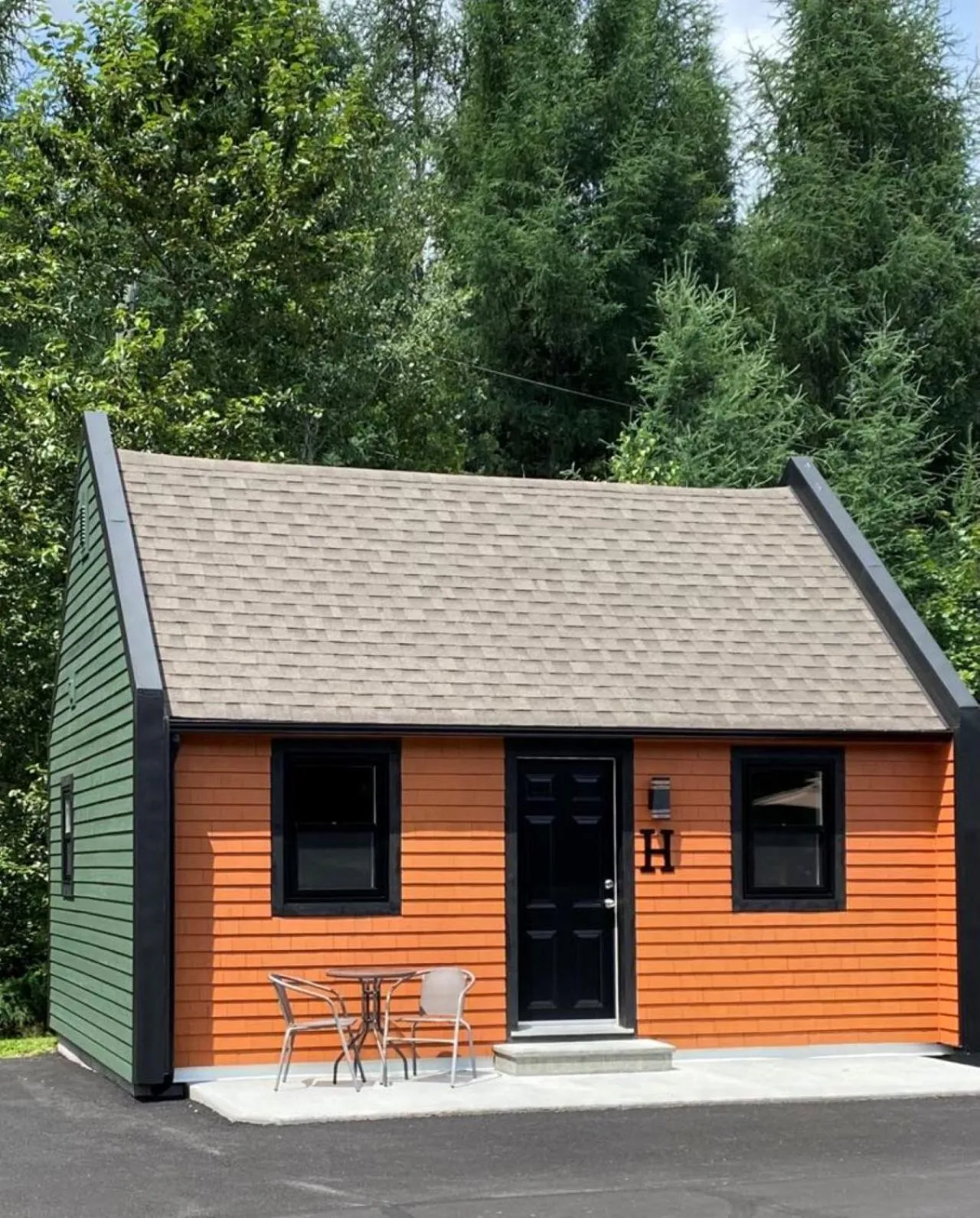 Property building in Auberge MicKy Inc