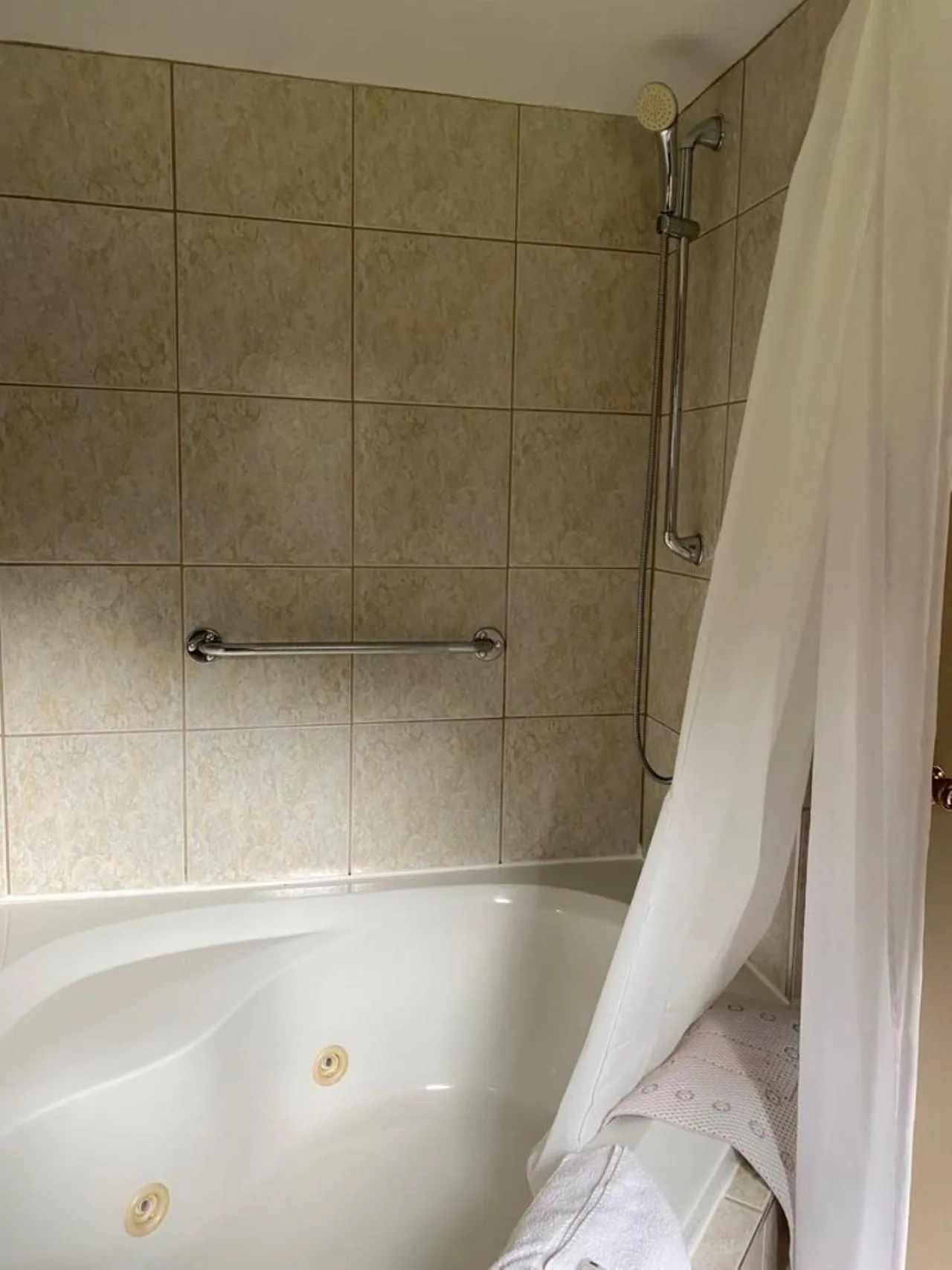 Shower in Auberge MicKy Inc