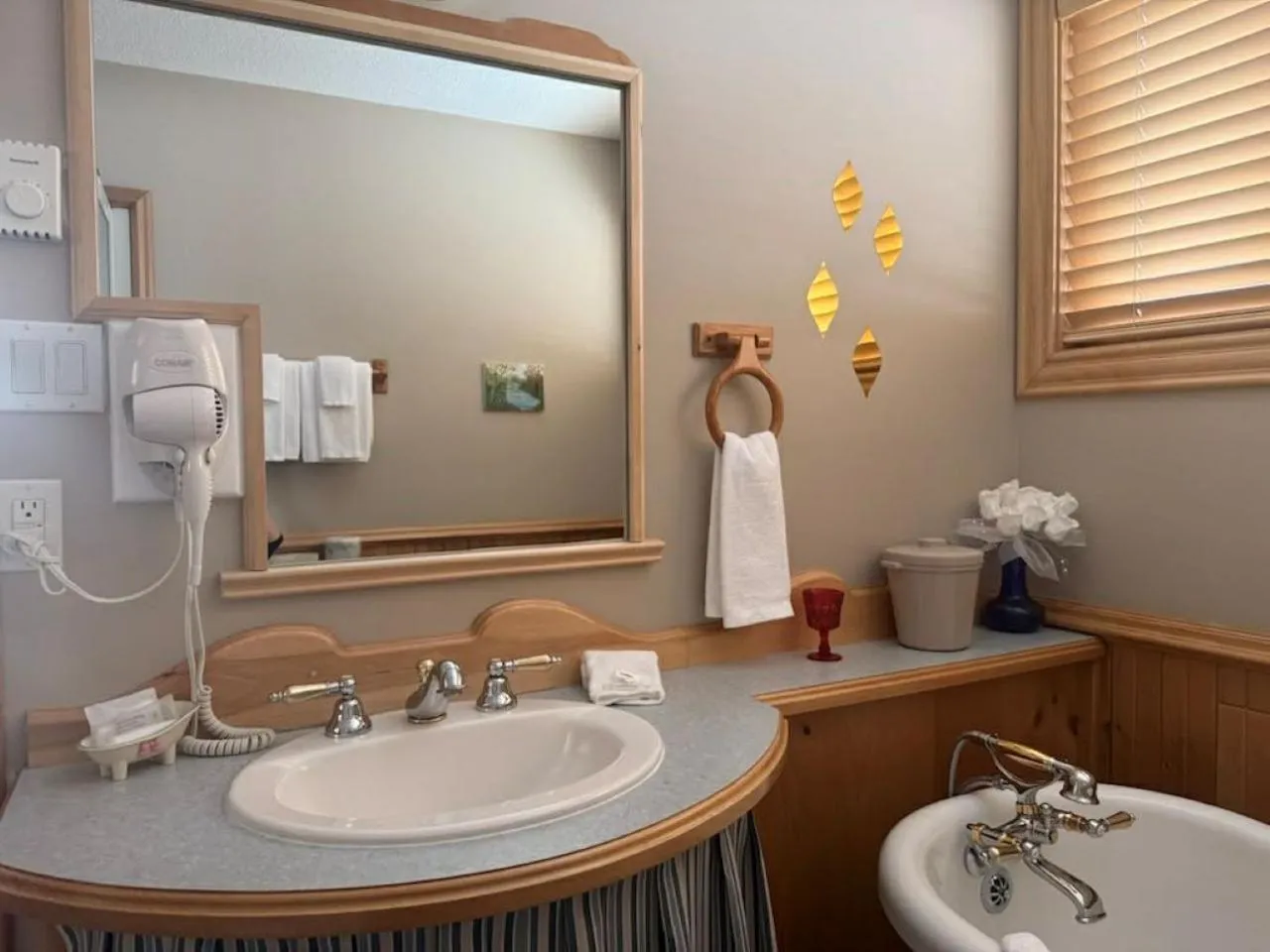 Bathroom in Auberge MicKy Inc