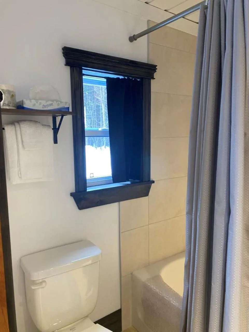 Shower in Auberge MicKy Inc