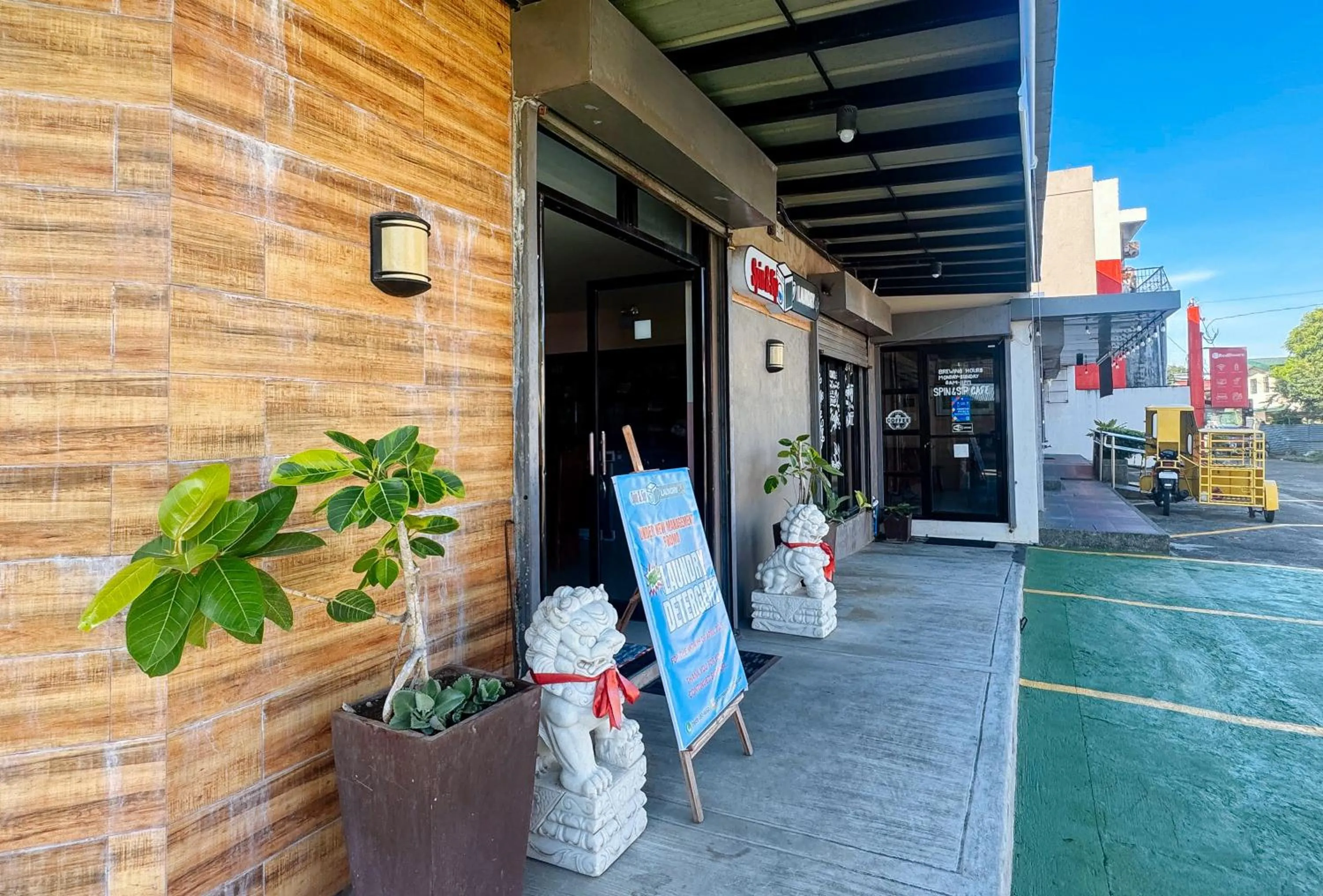 Facade/entrance in RedDoorz at Sta Cruz Naga City