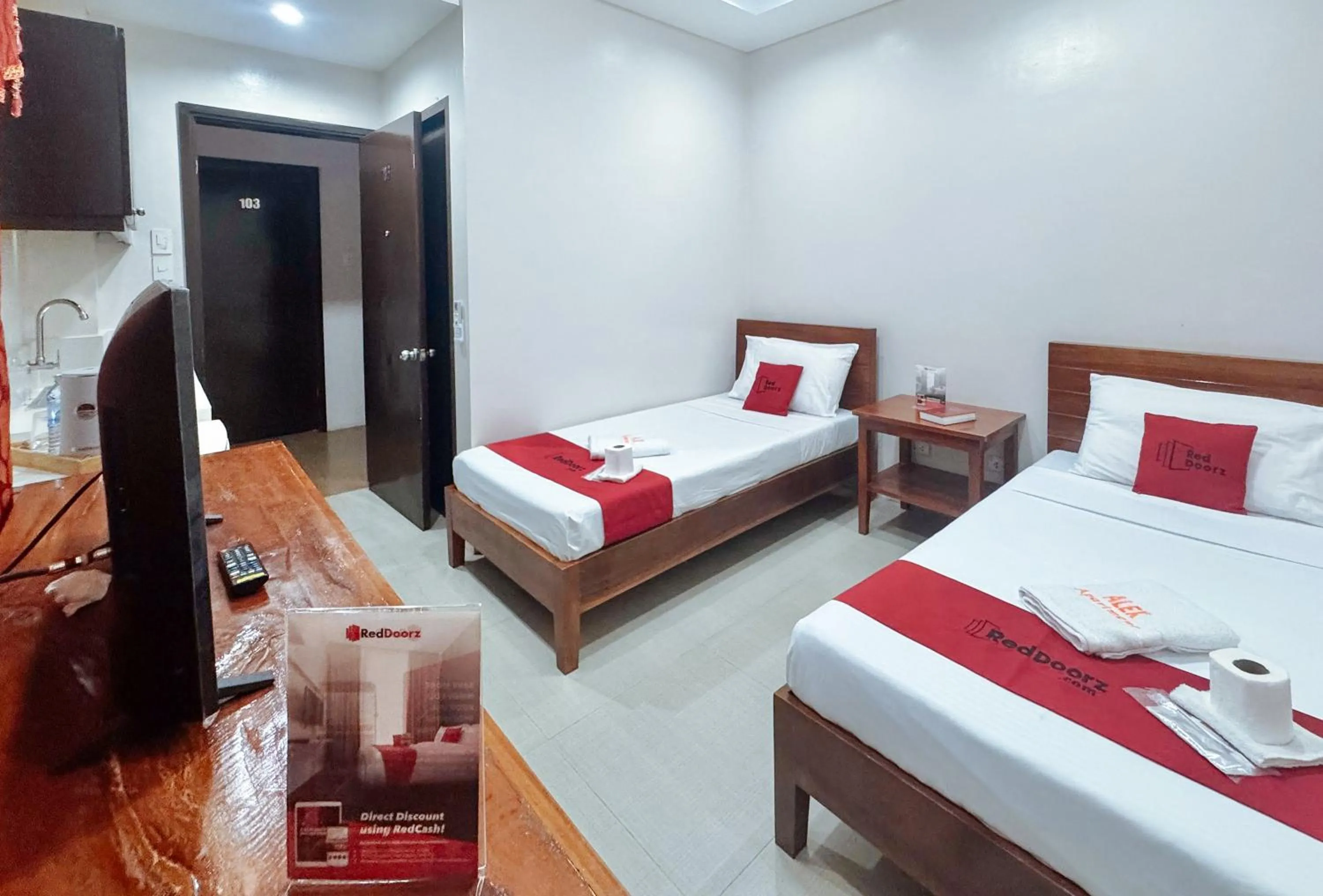 TV and multimedia, Bed in RedDoorz at Sta Cruz Naga City