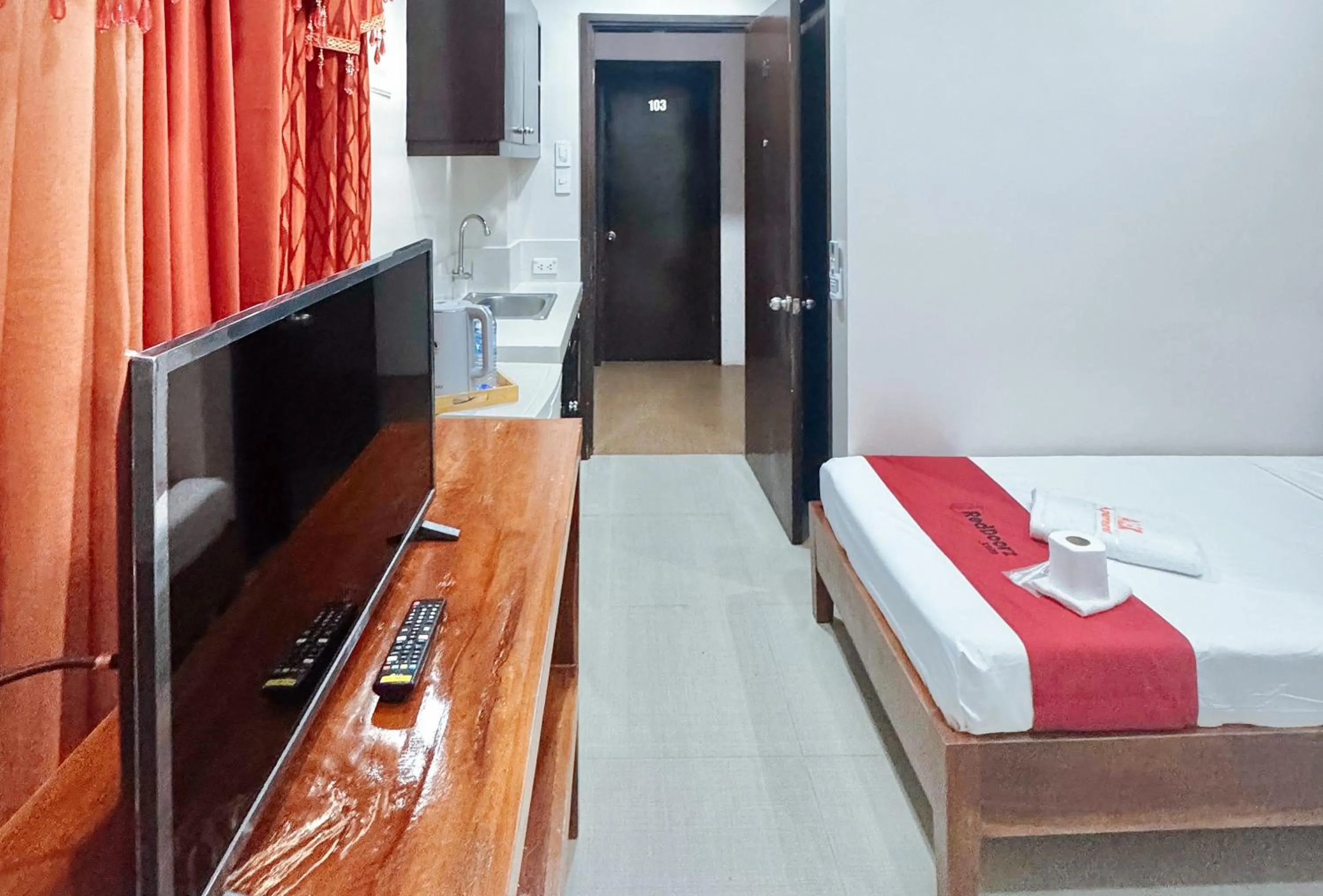 Bed in RedDoorz at Sta Cruz Naga City