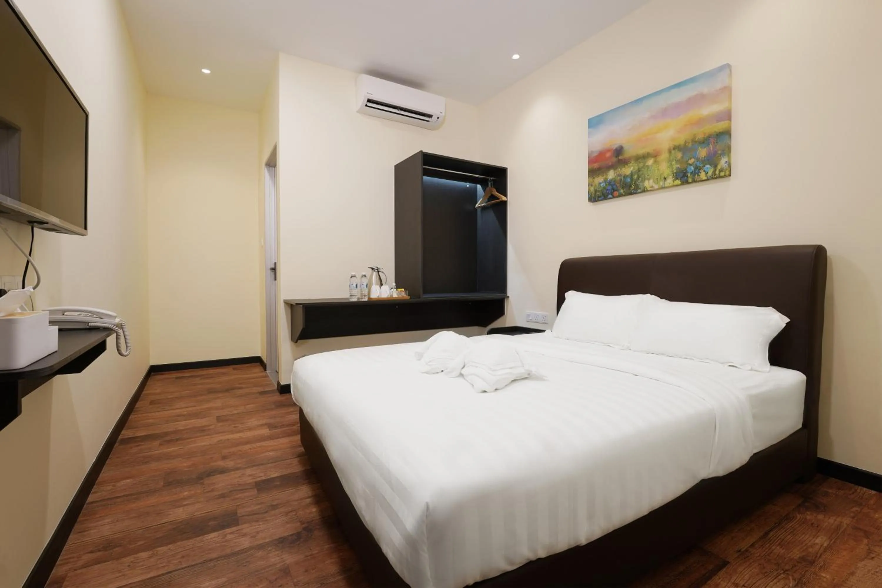 TV and multimedia, Bed in Hotel Le-Shore