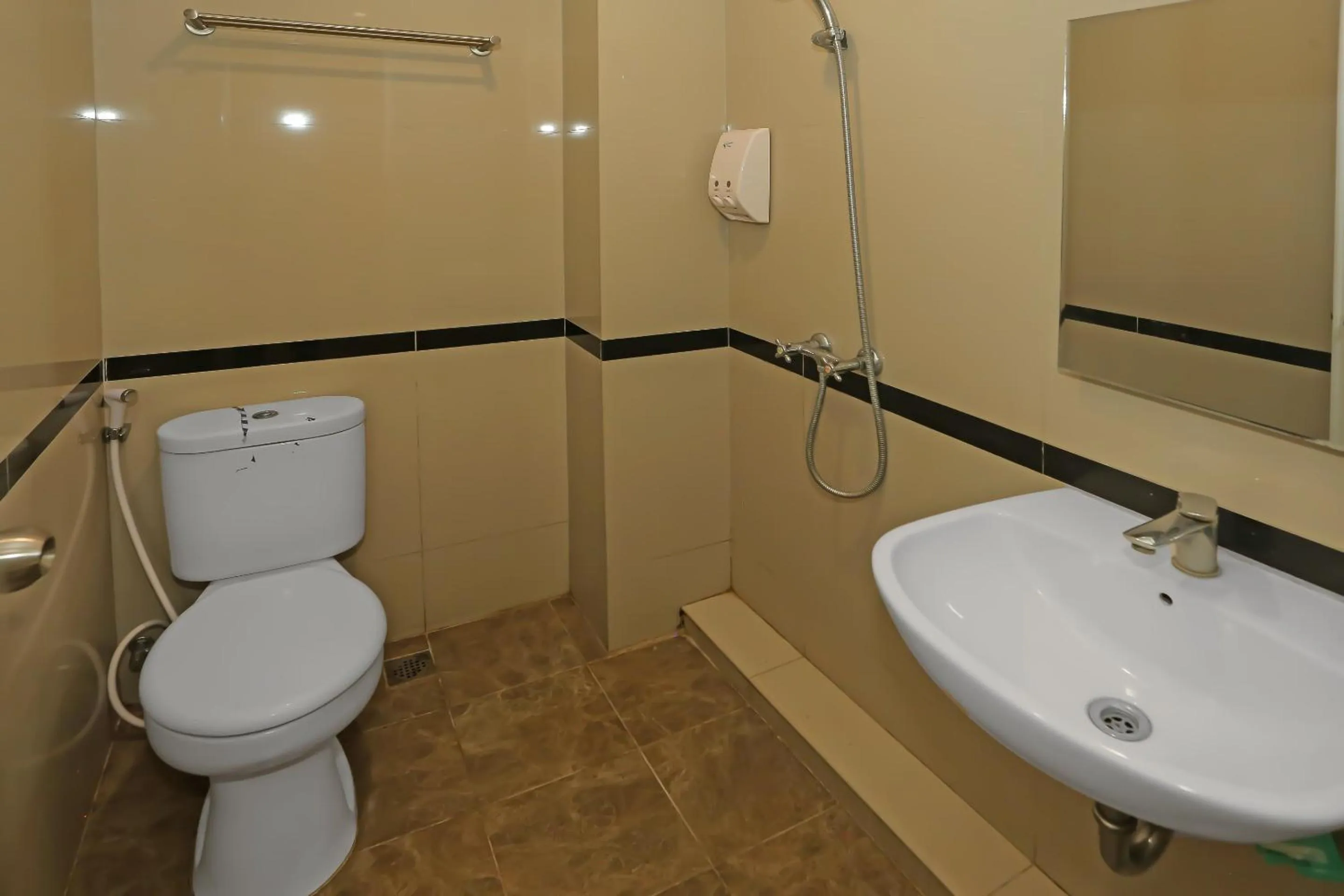 Bathroom in Collection O 92130 Hotel Fiducia Kaji