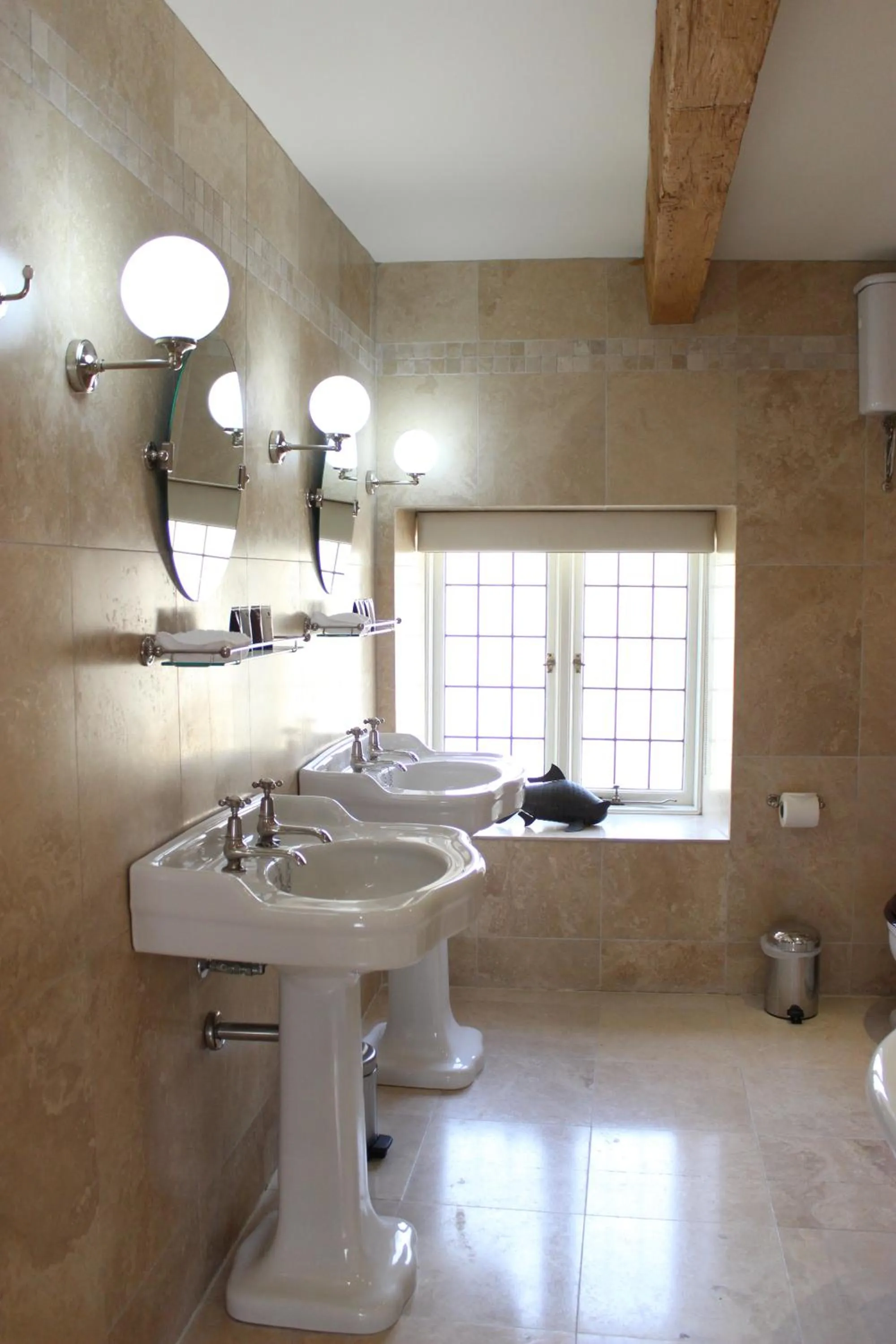 Bathroom in Rafters at Riverside House Hotel