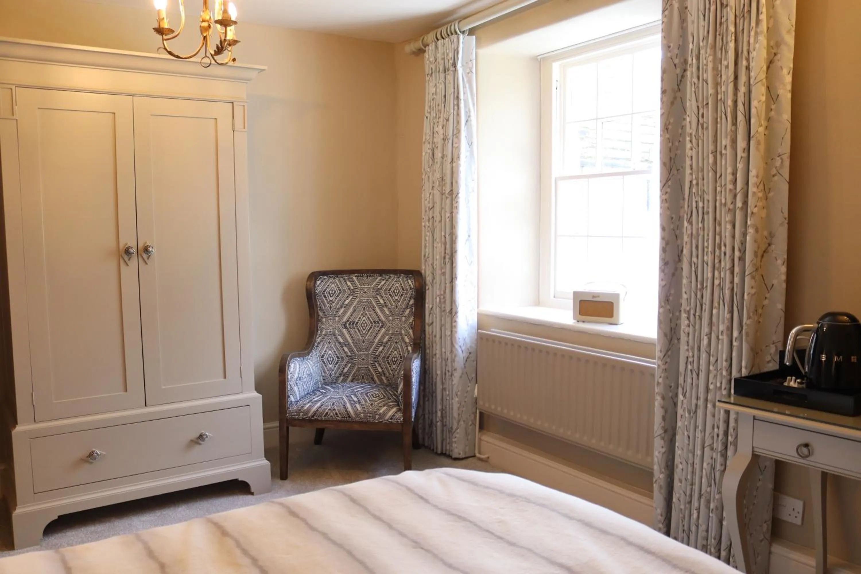 Seating area, Bed in Rafters at Riverside House Hotel