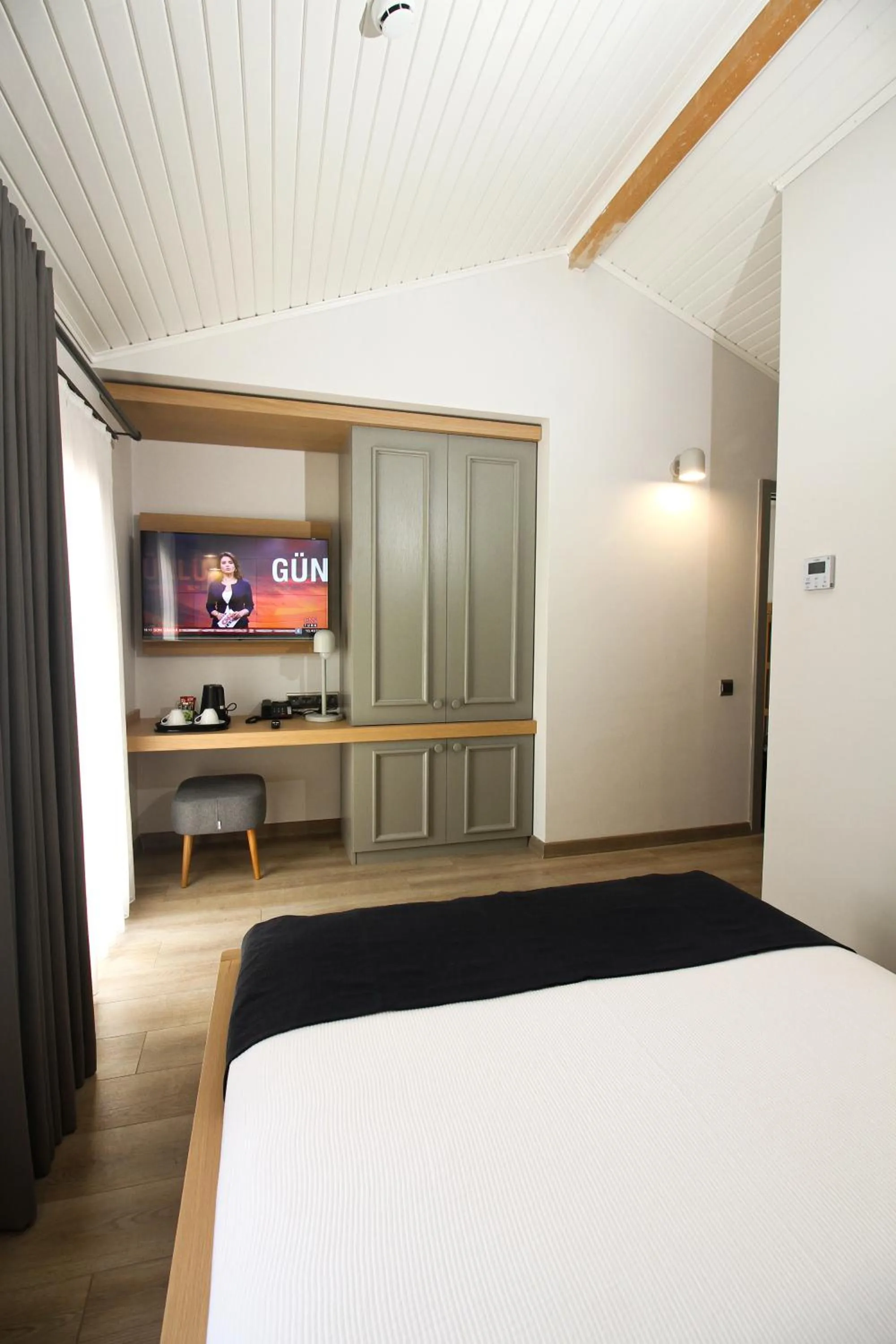 Bedroom, Bed in Mellow Blue Hotel