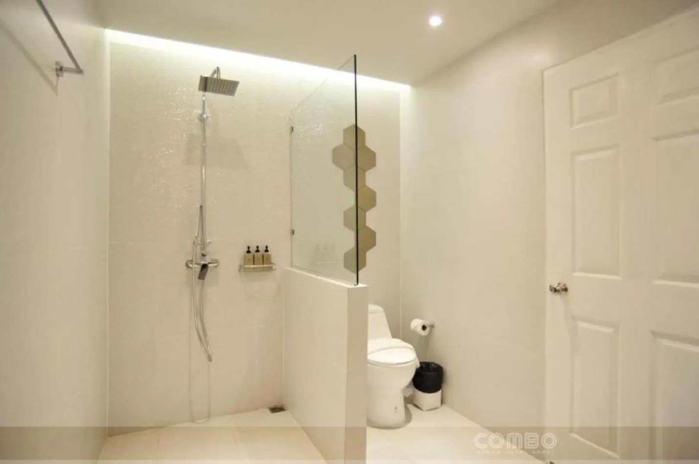 Bathroom in Combo Beach Hotel Samui