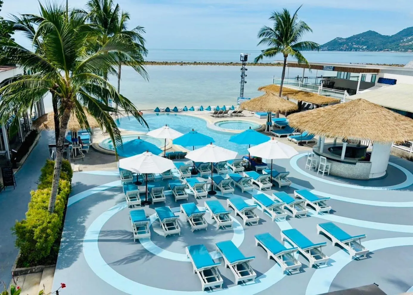 Swimming pool in Combo Beach Hotel Samui