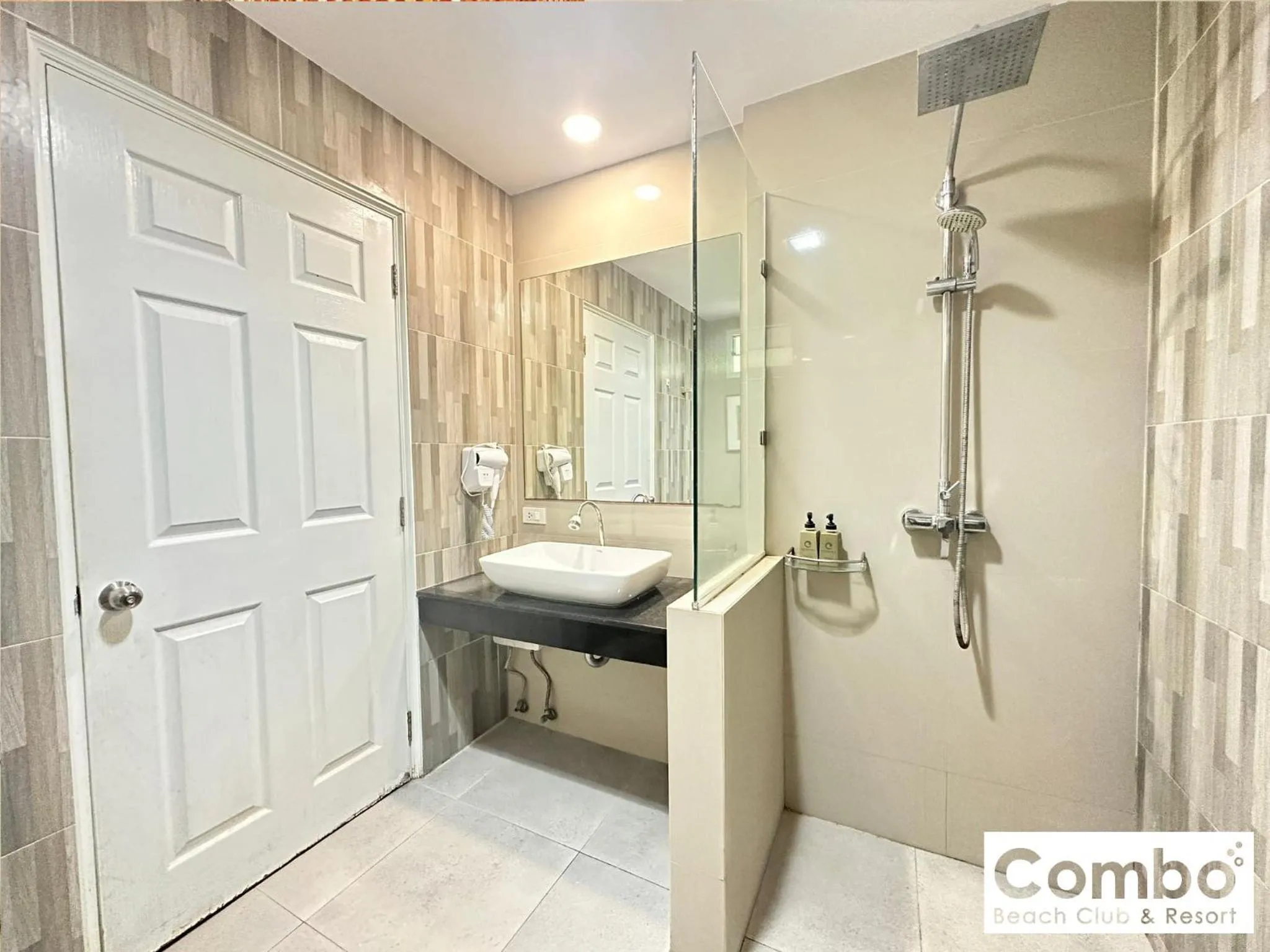 Bathroom in Combo Beach Hotel Samui