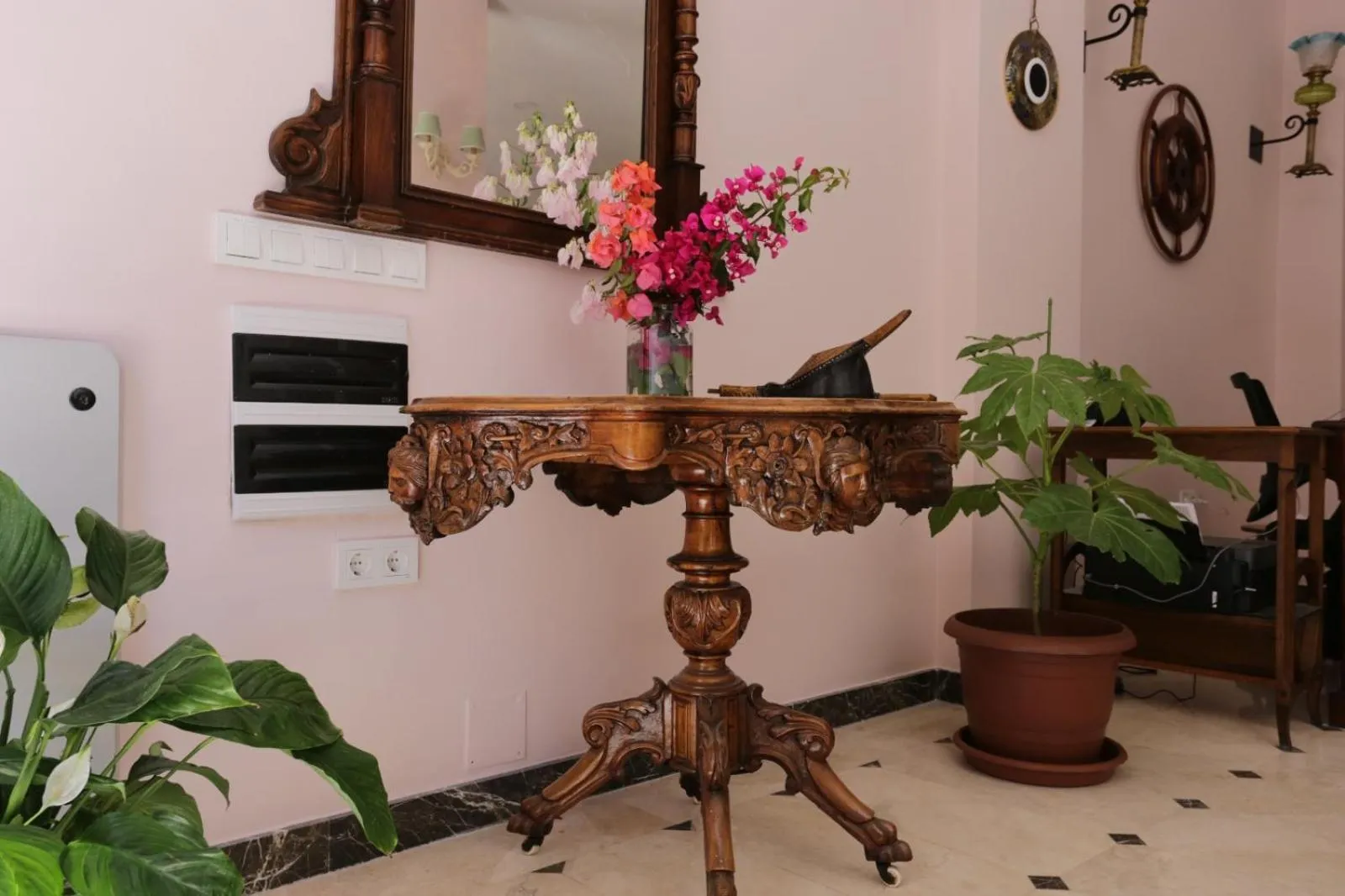 Lobby or reception in AtaÇesme Otel