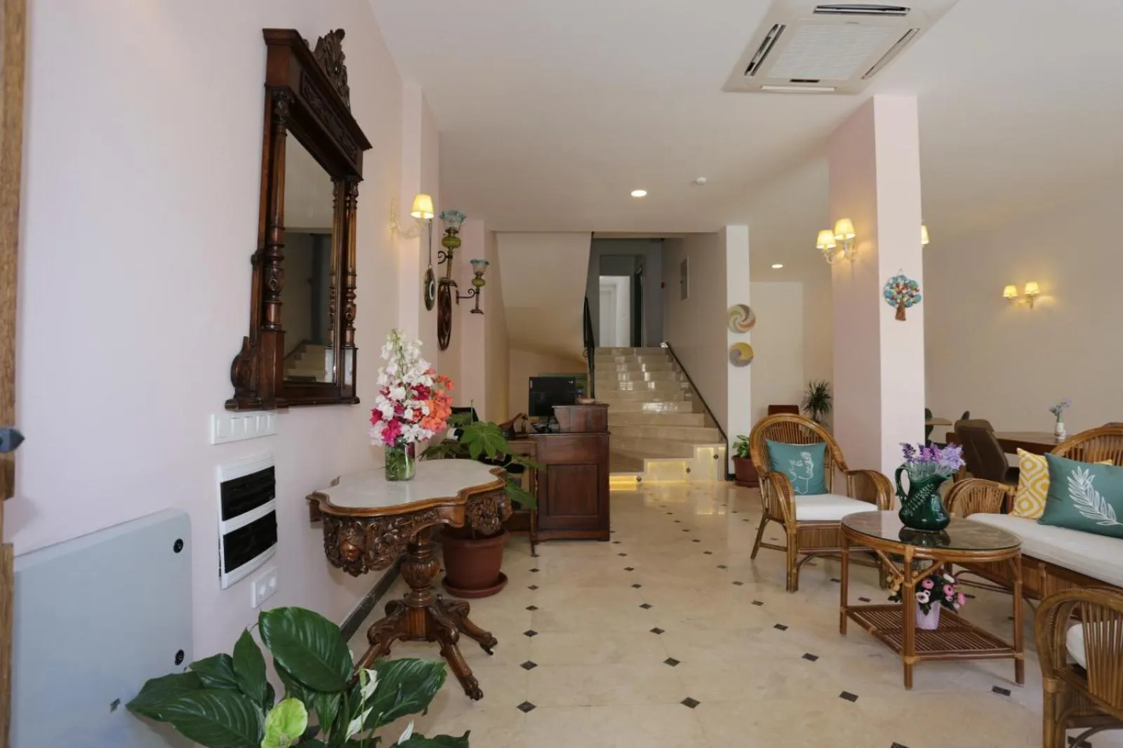 Lobby or reception in AtaÇesme Otel