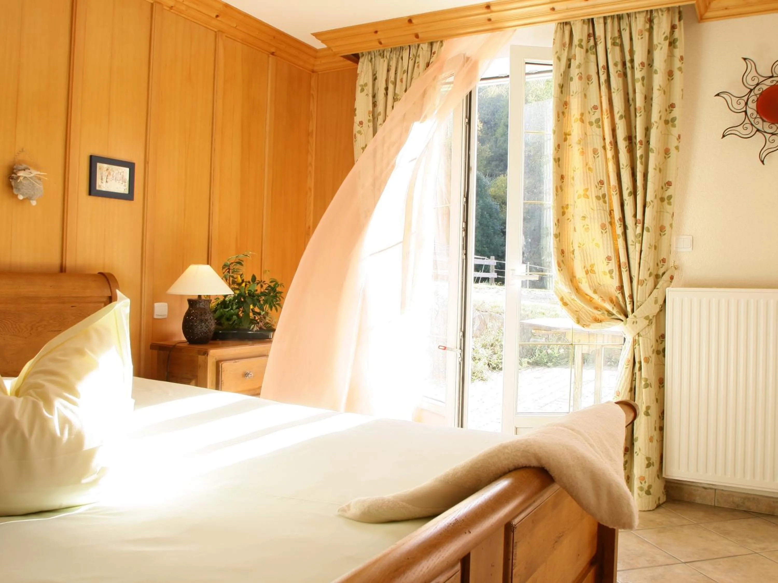 Bedroom, Bed in Maison d'hôtes La Cerisaie