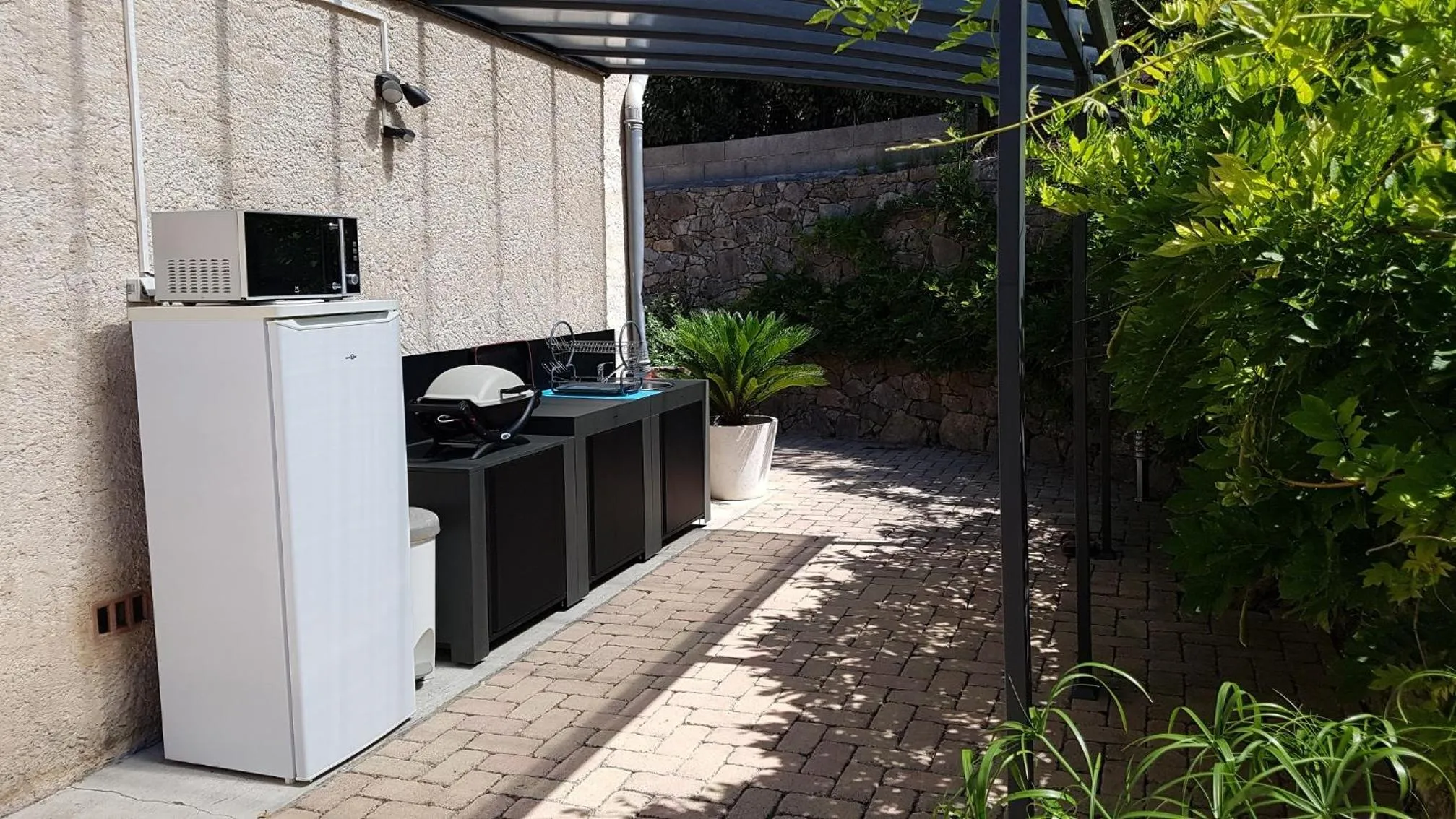 Communal kitchen in Le Mas des Hibiscus