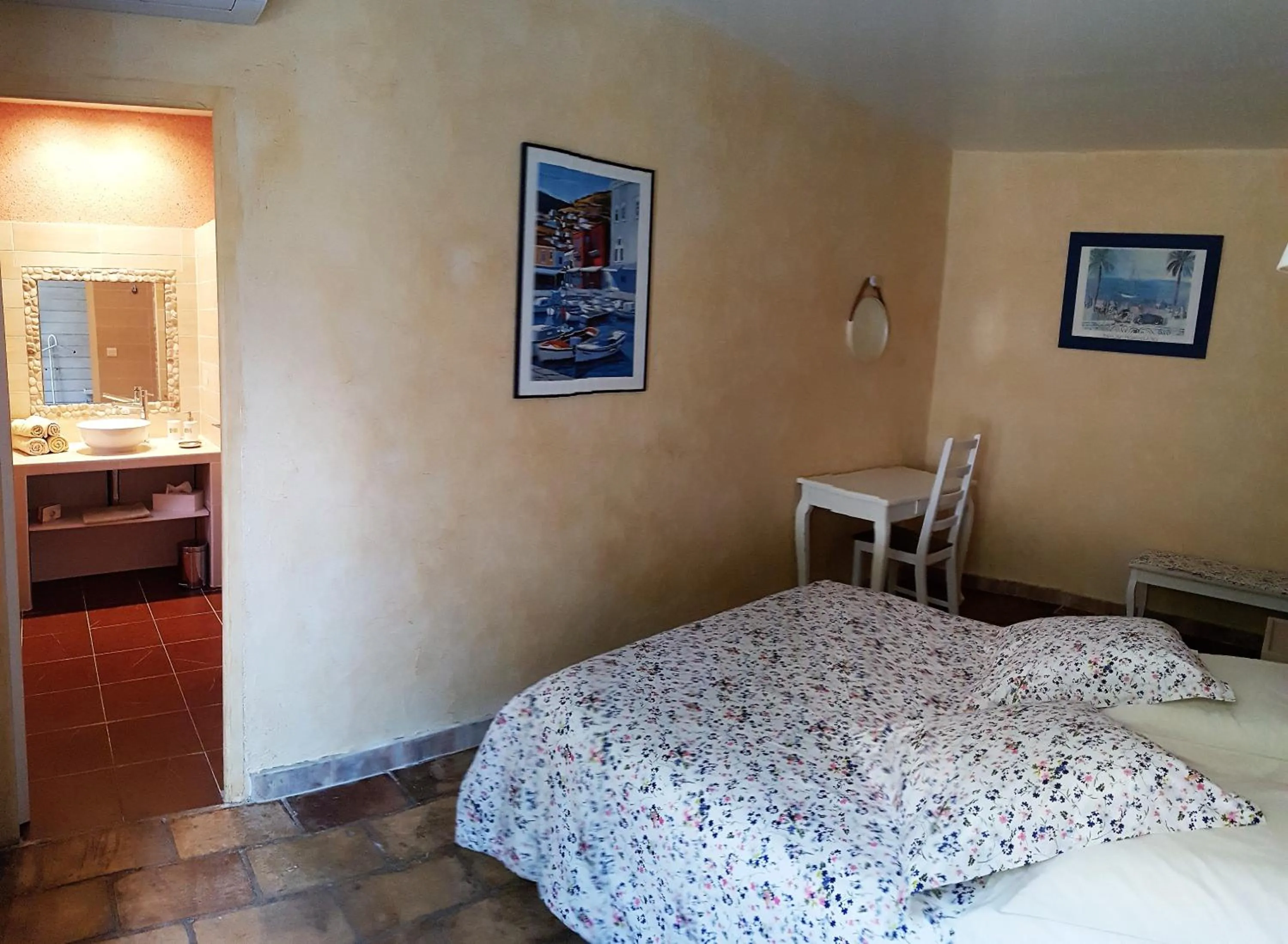 Photo of the whole room, Bed in Le Mas des Hibiscus