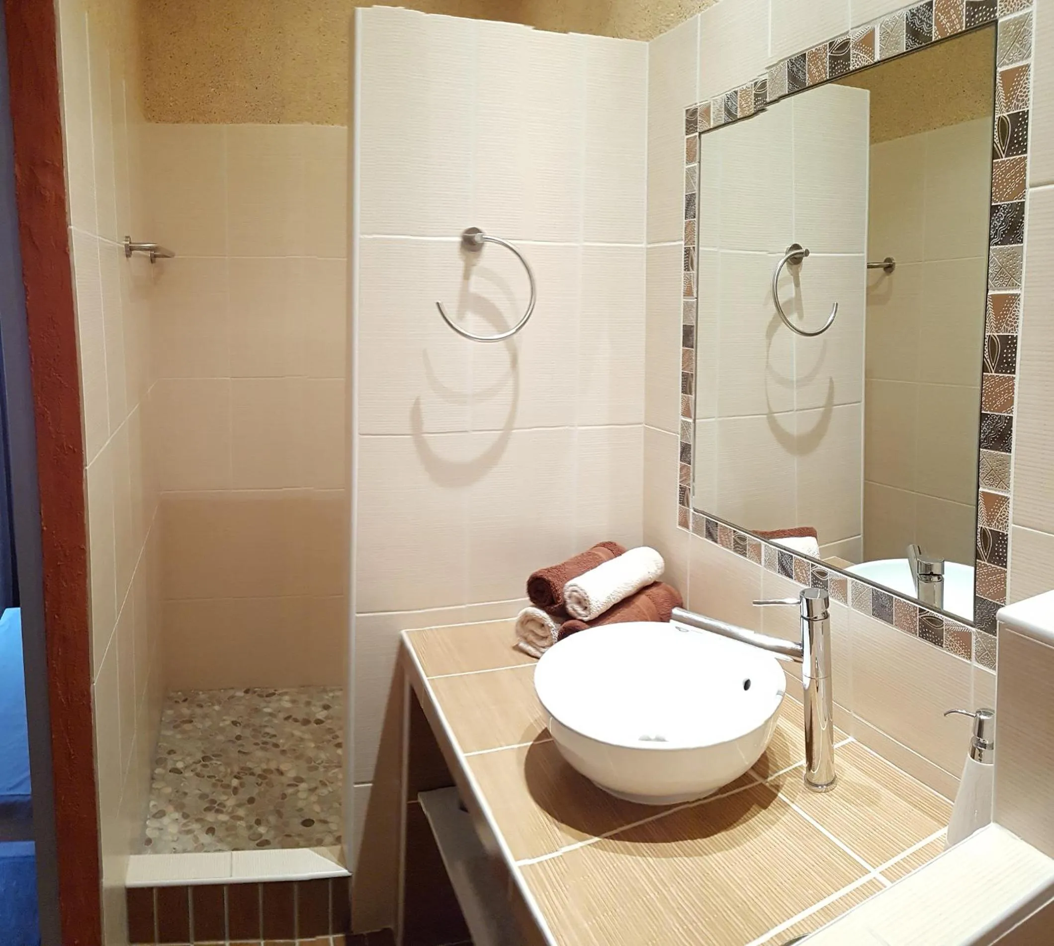 Shower in Le Mas des Hibiscus