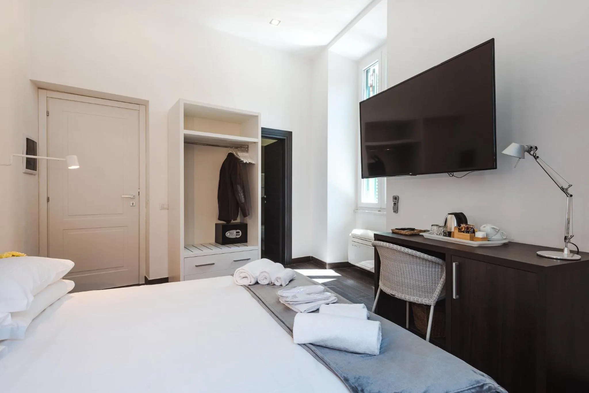 Photo of the whole room, Bed in Nikis Collection Navona