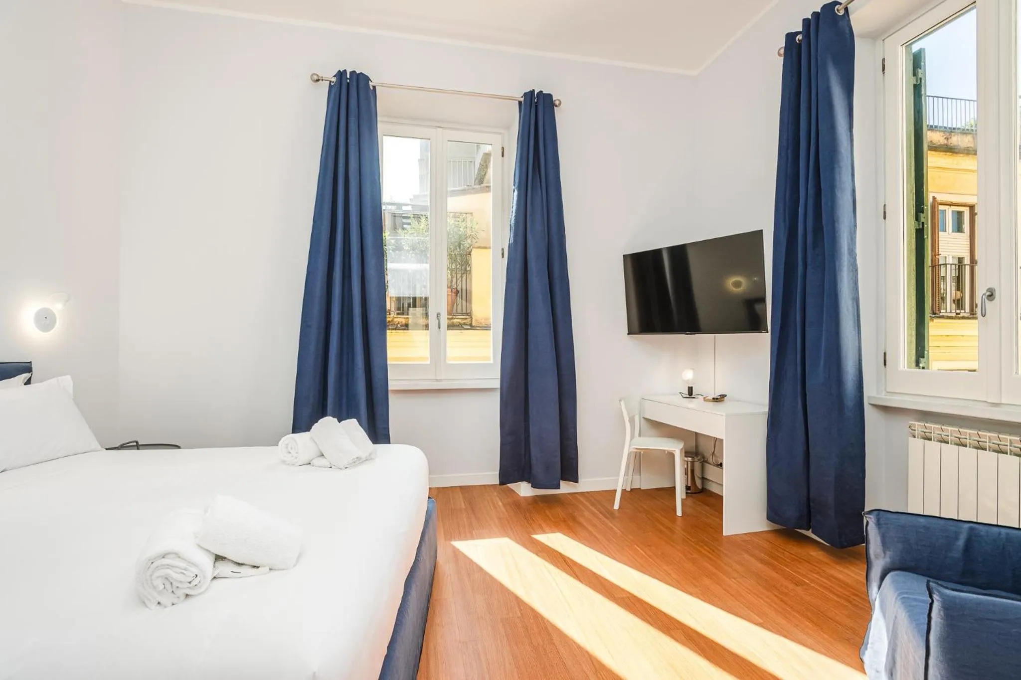 Photo of the whole room, Bed in Nikis Collection Navona