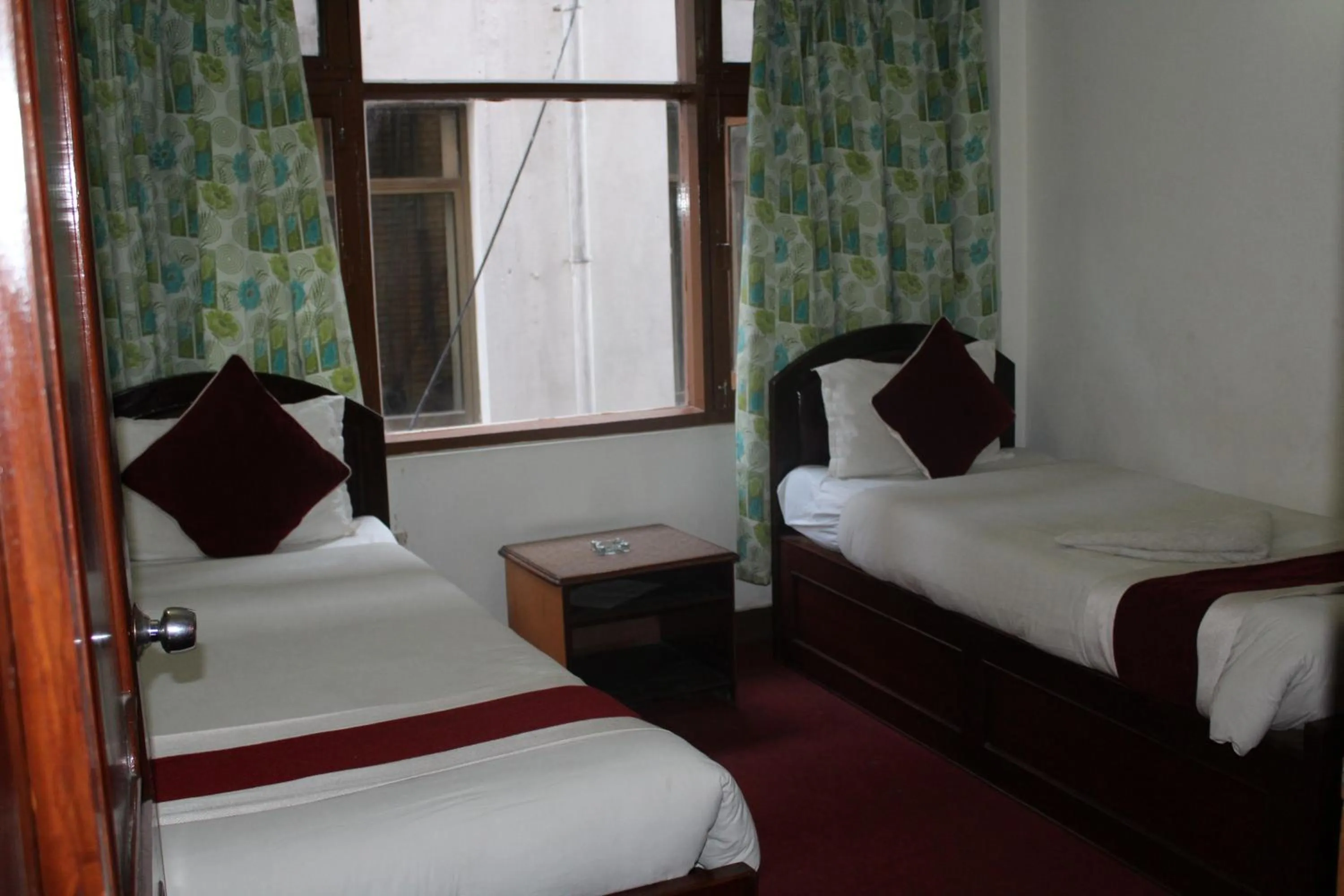 Shower, Bed in Hotel Lily