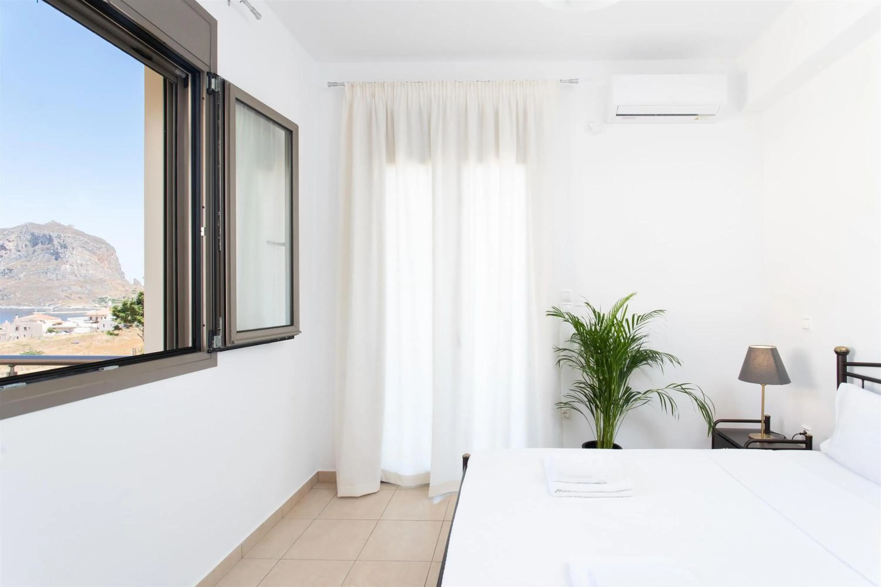 Bedroom, Bed in Tulipa Suites