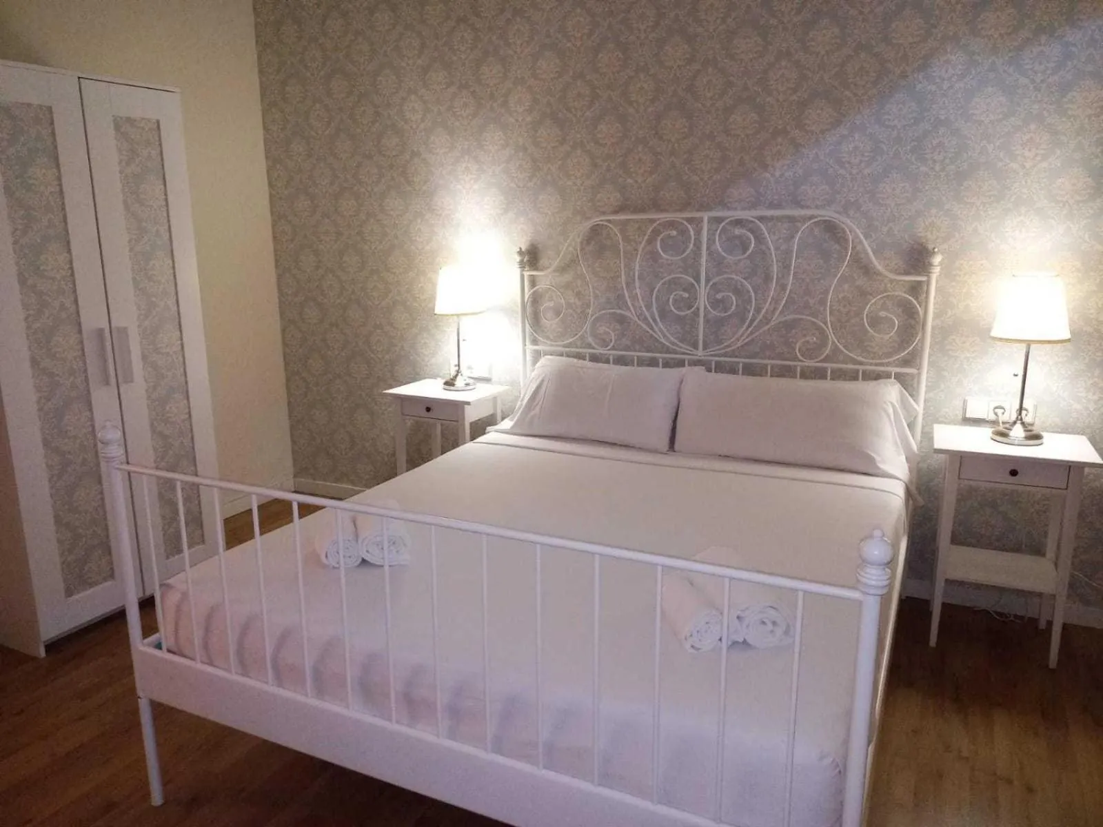 Photo of the whole room, Bed in Lumine Luxury Suites by gaiarooms