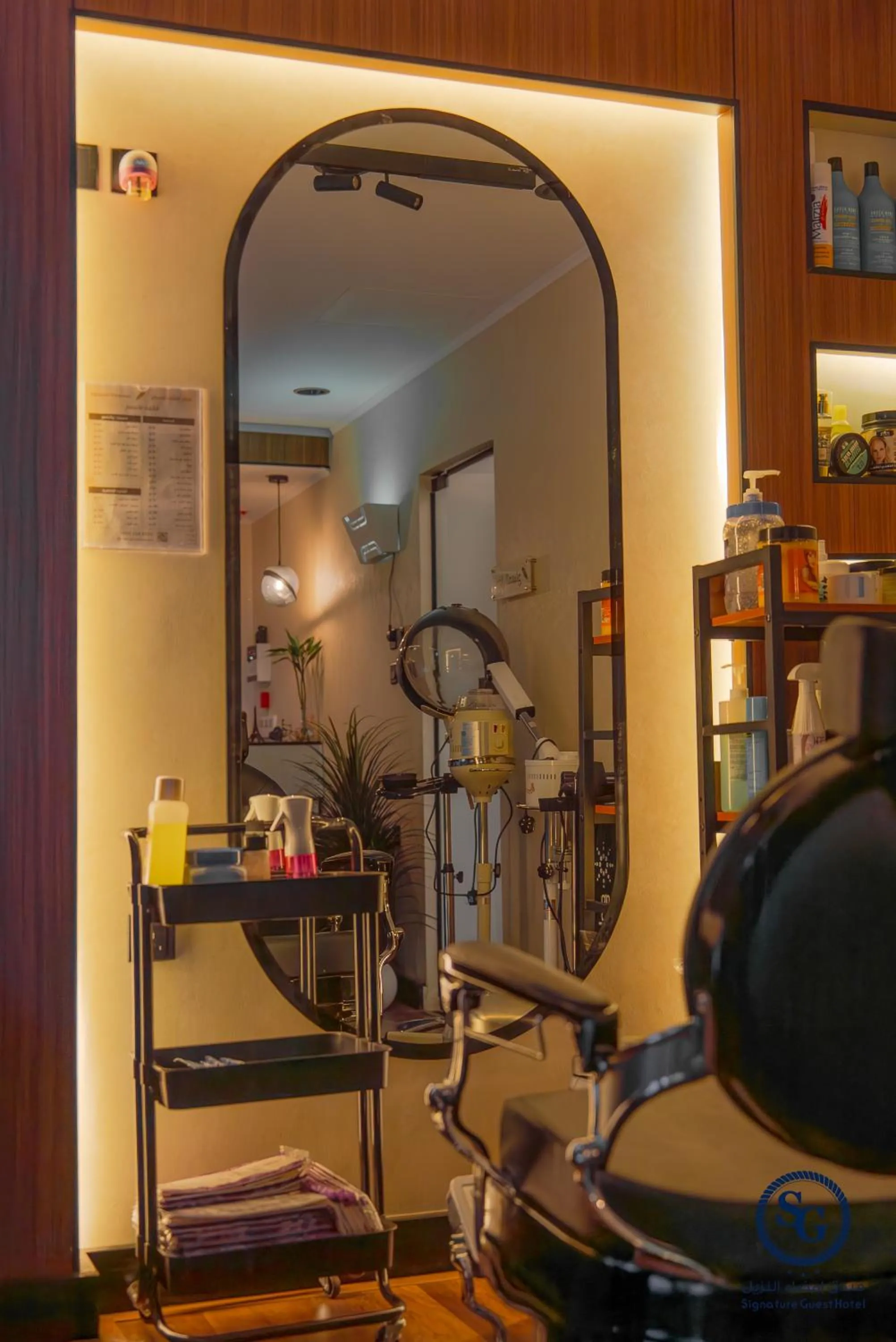 hair dresser in Signature Guest Hotel فندق إمضاء النزيل الفندقية