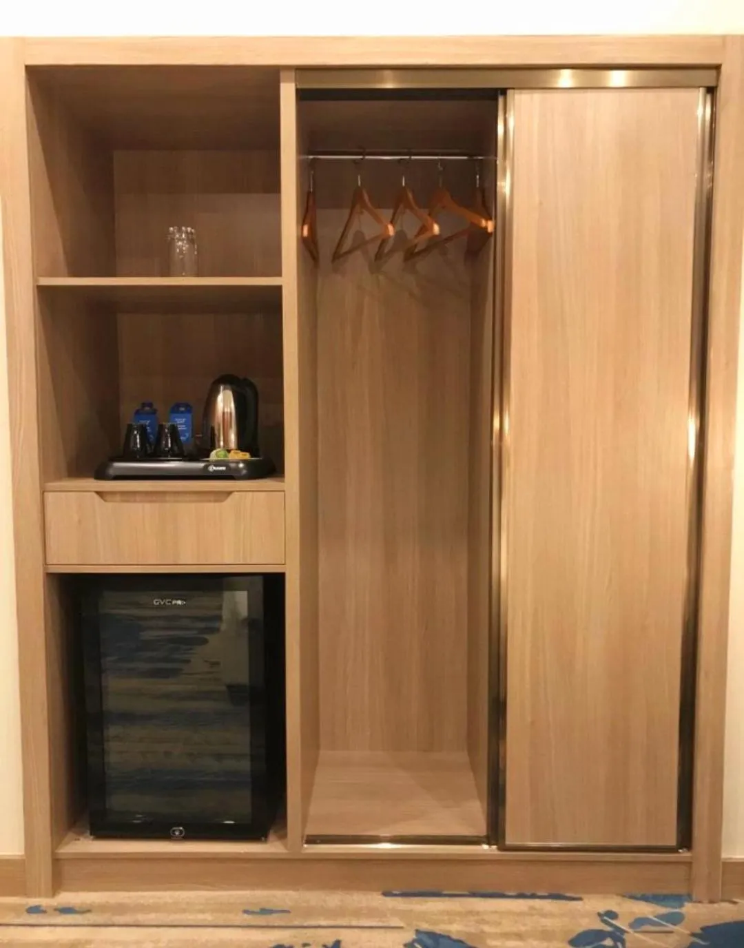 wardrobe in Signature Guest Hotel فندق إمضاء النزيل الفندقية