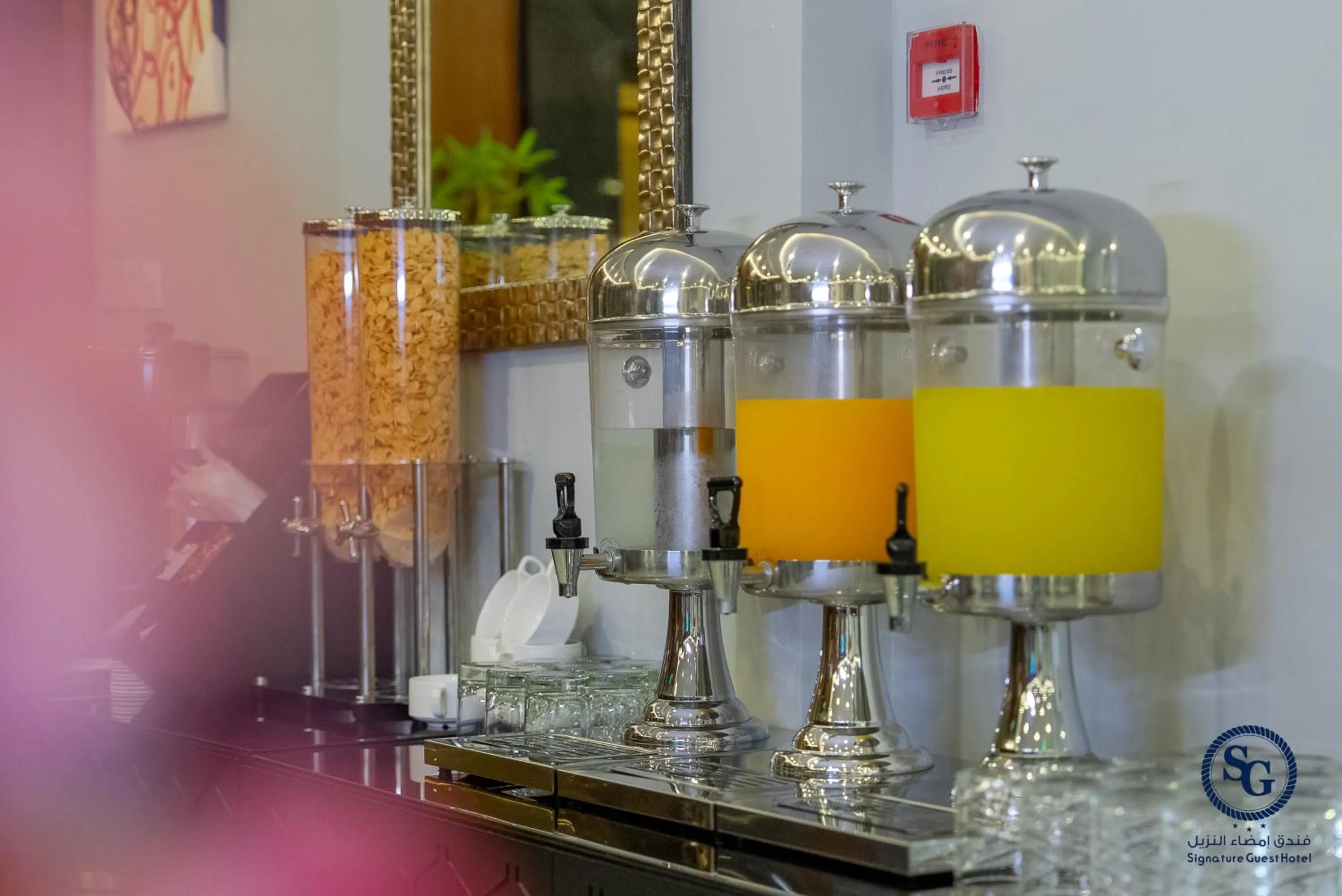 Drinks in Signature Guest Hotel فندق إمضاء النزيل الفندقية