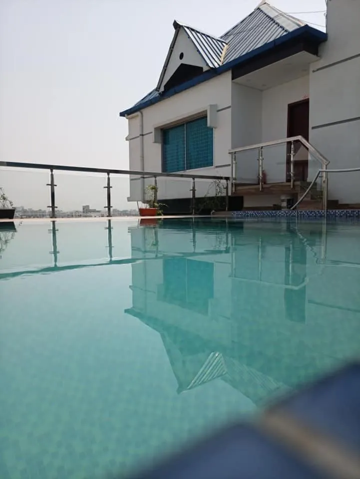 Swimming pool in The Castle Inn