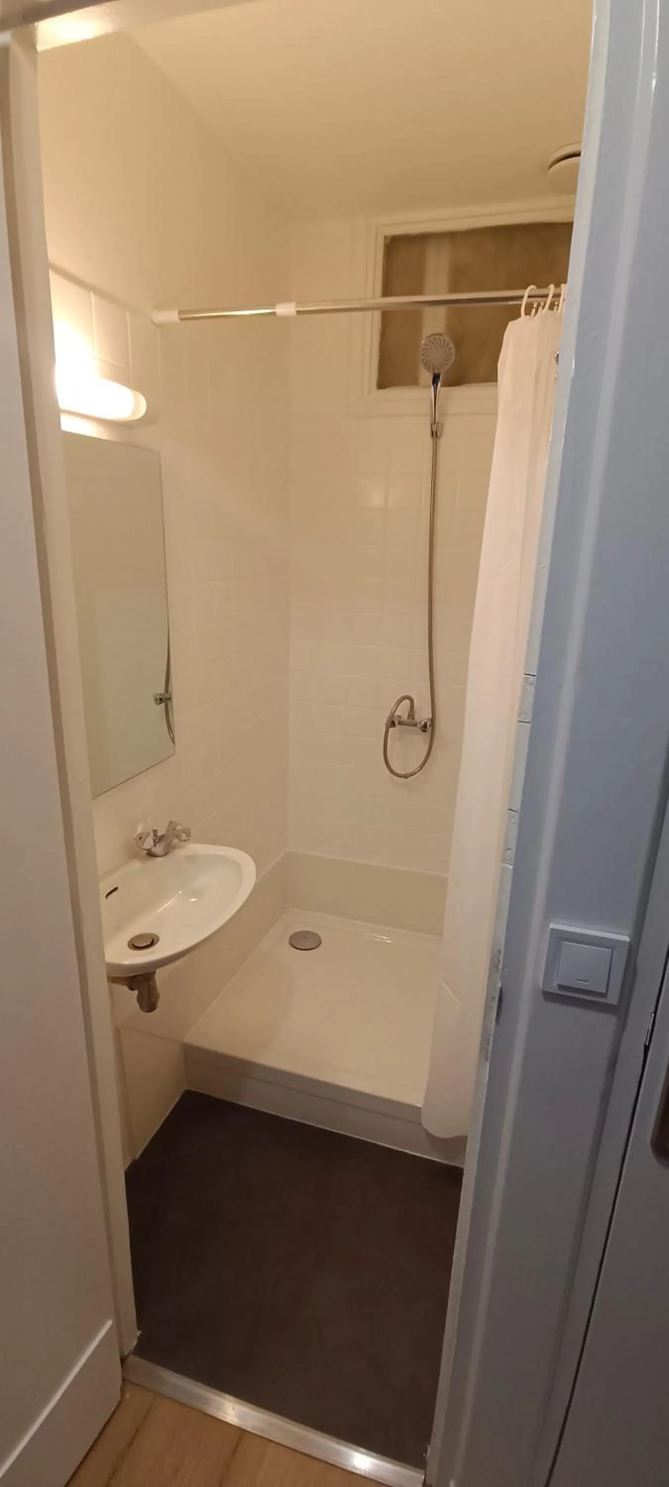 Shower in New Hôtel de la Mer