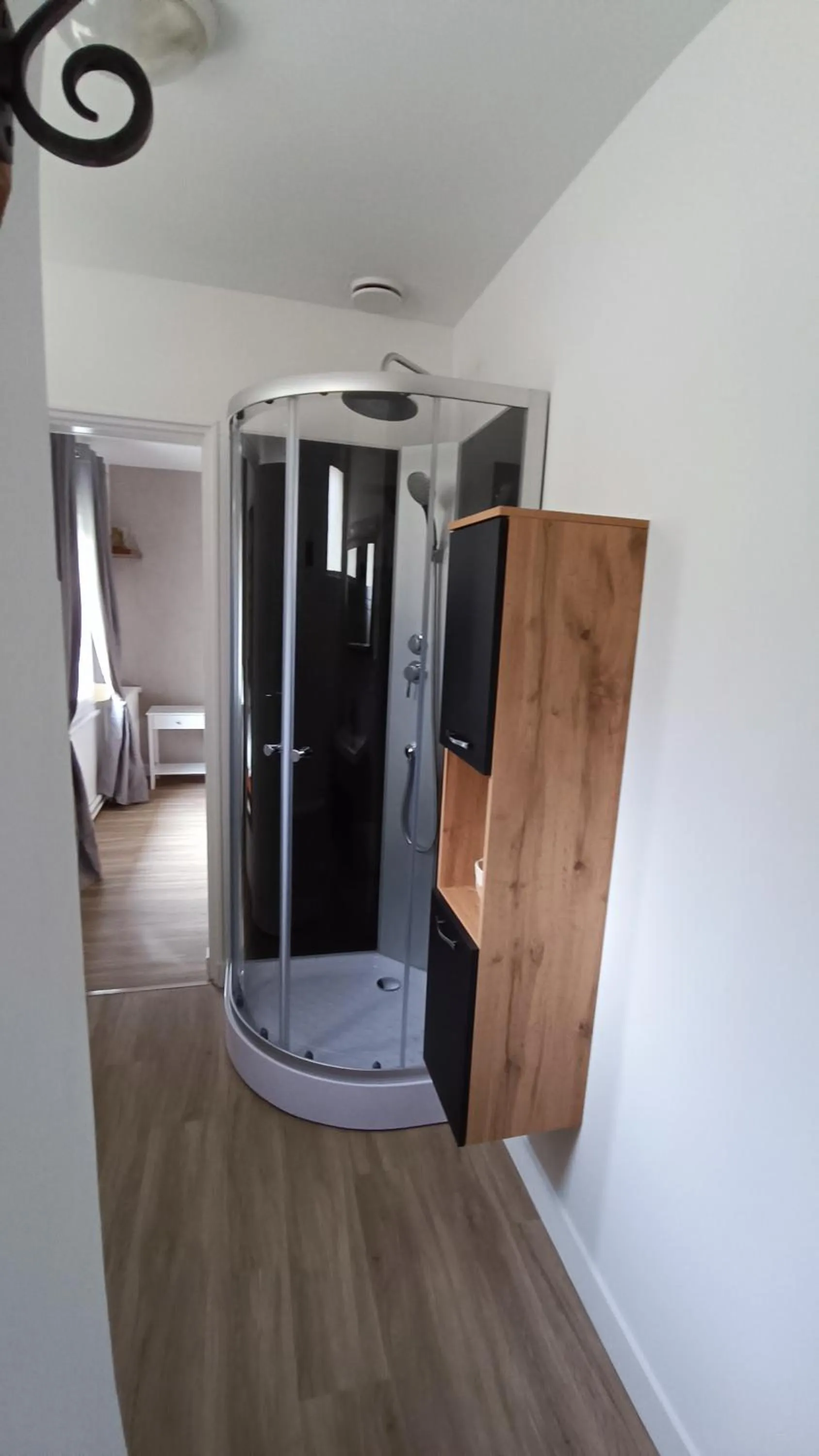 Shower in New Hôtel de la Mer