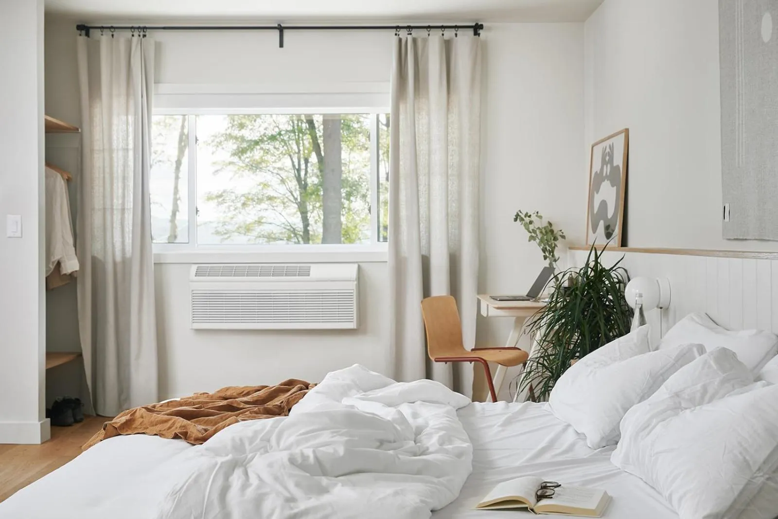 Bed in Somewhere Inn Calabogie
