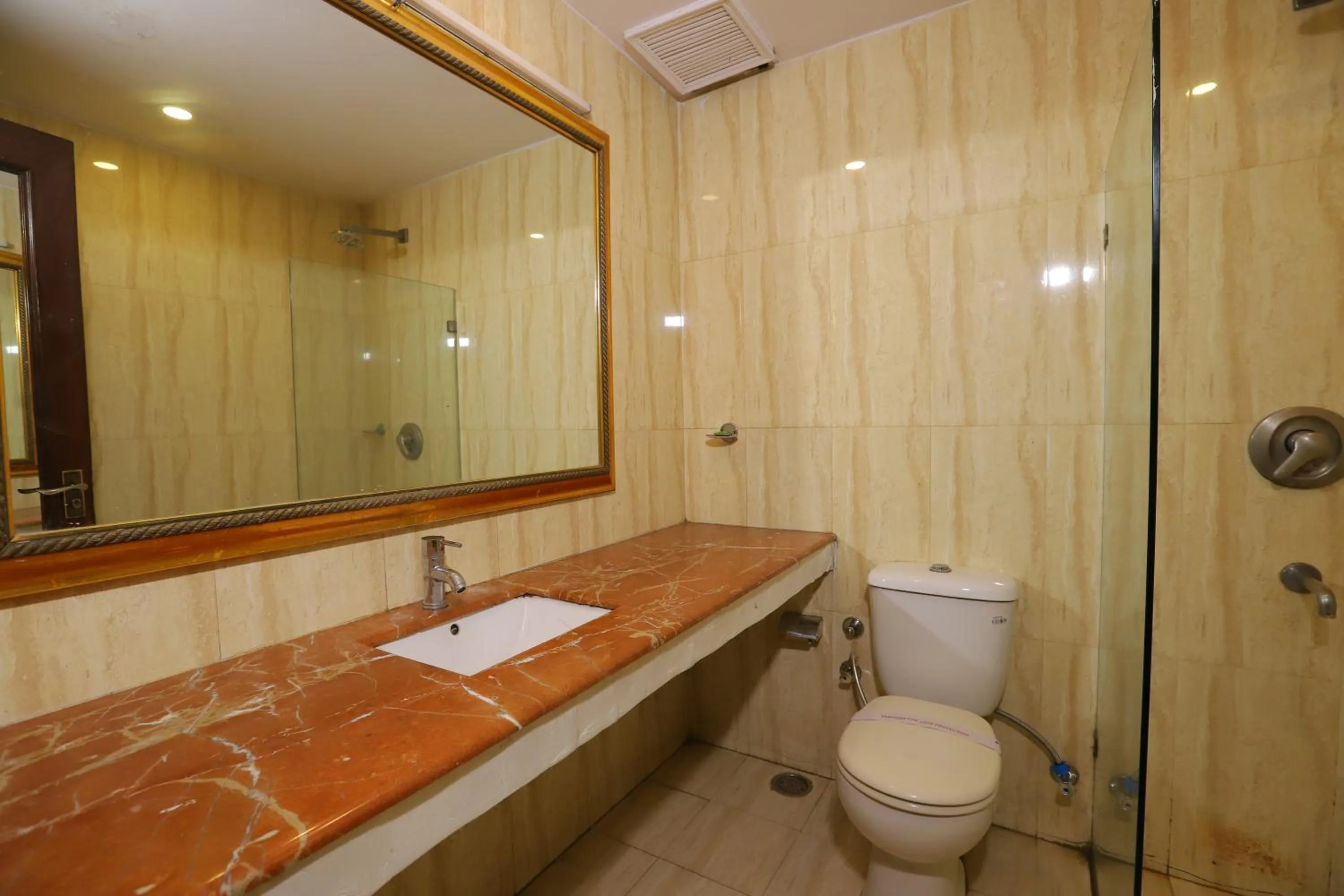 Bathroom in Hotel Mayur Assam - New Delhi Railway Station