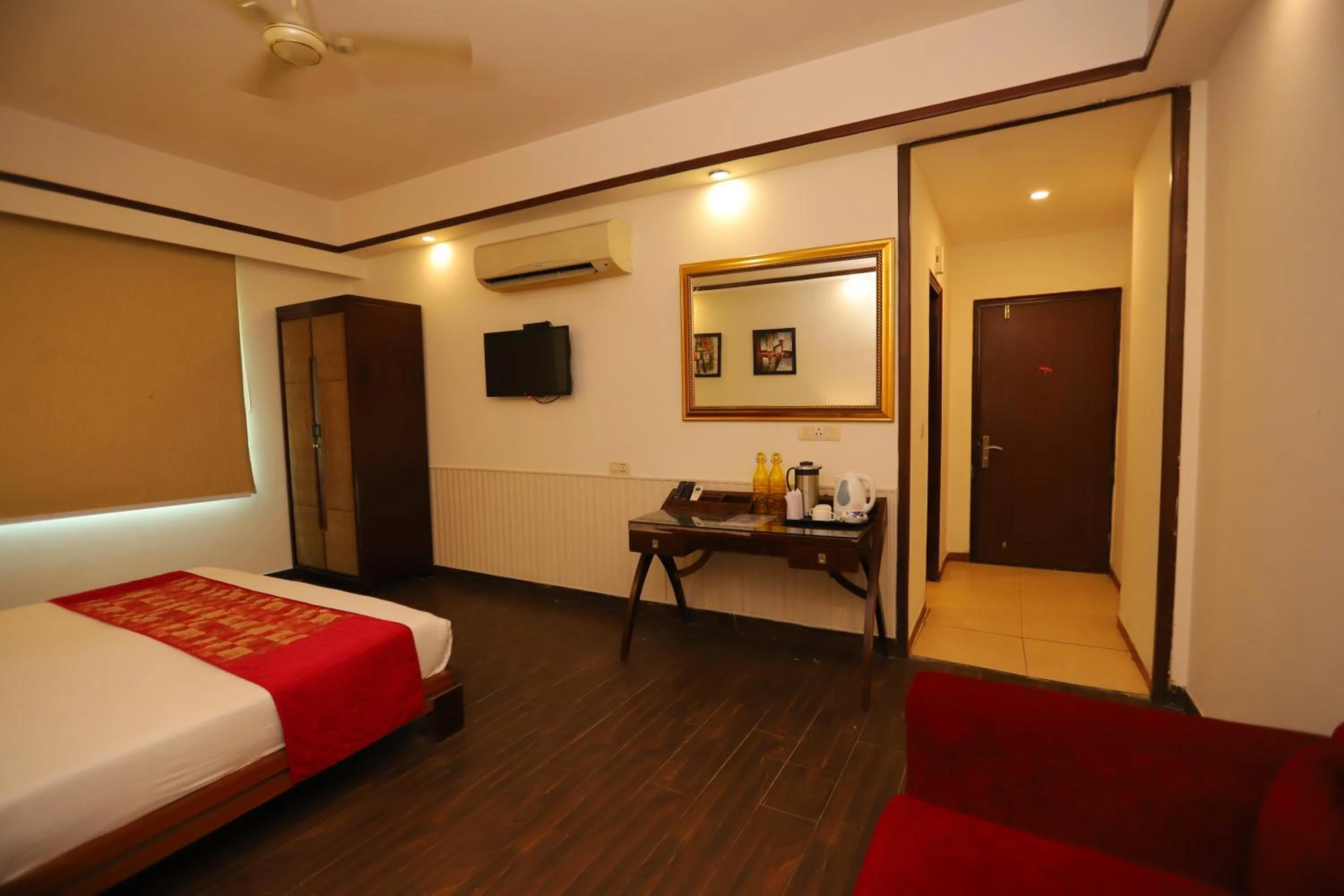 Communal lounge/ TV room in Hotel Mayur Assam - New Delhi Railway Station
