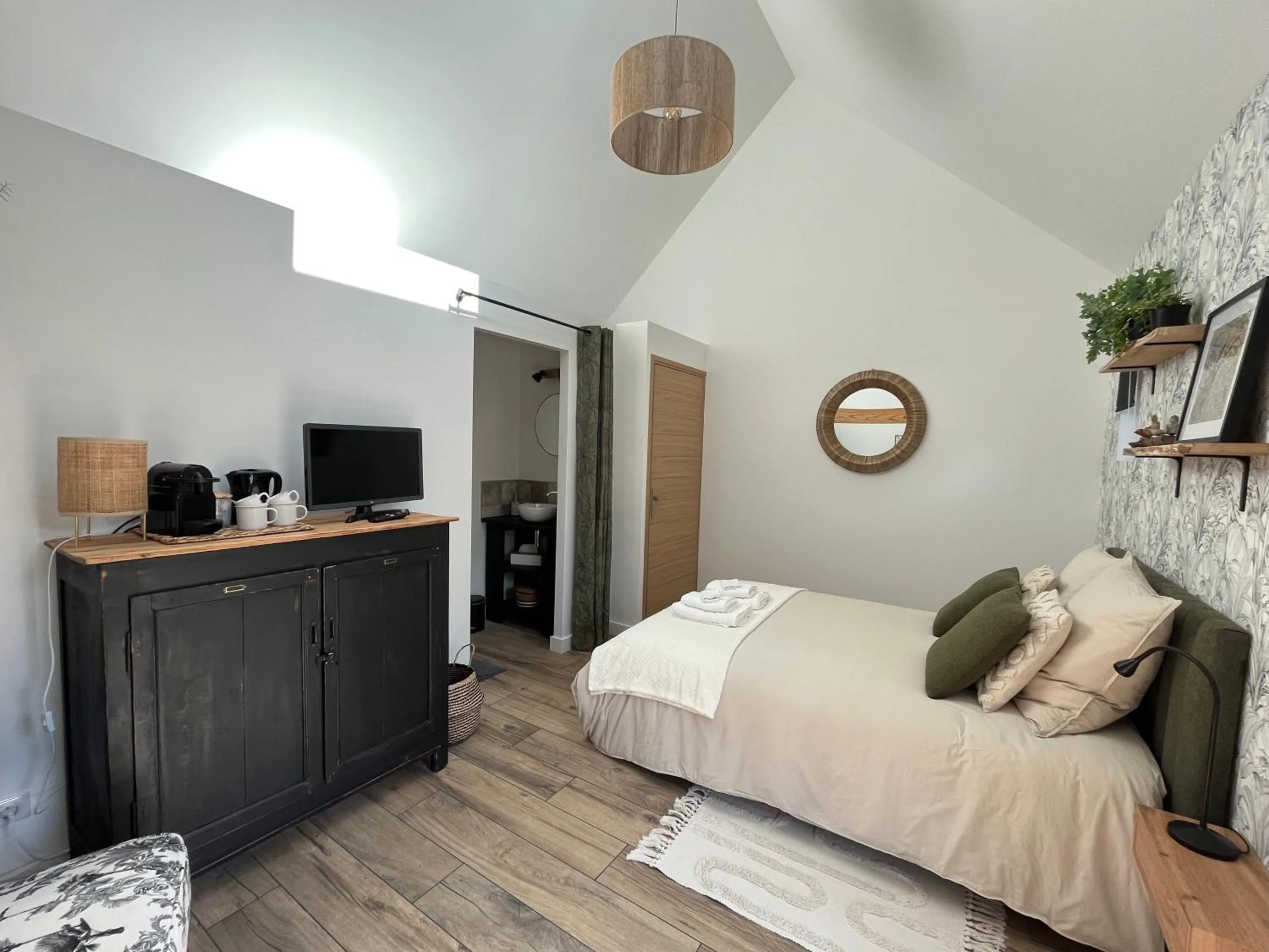 Bedroom, Bed in Aux 2 girouettes