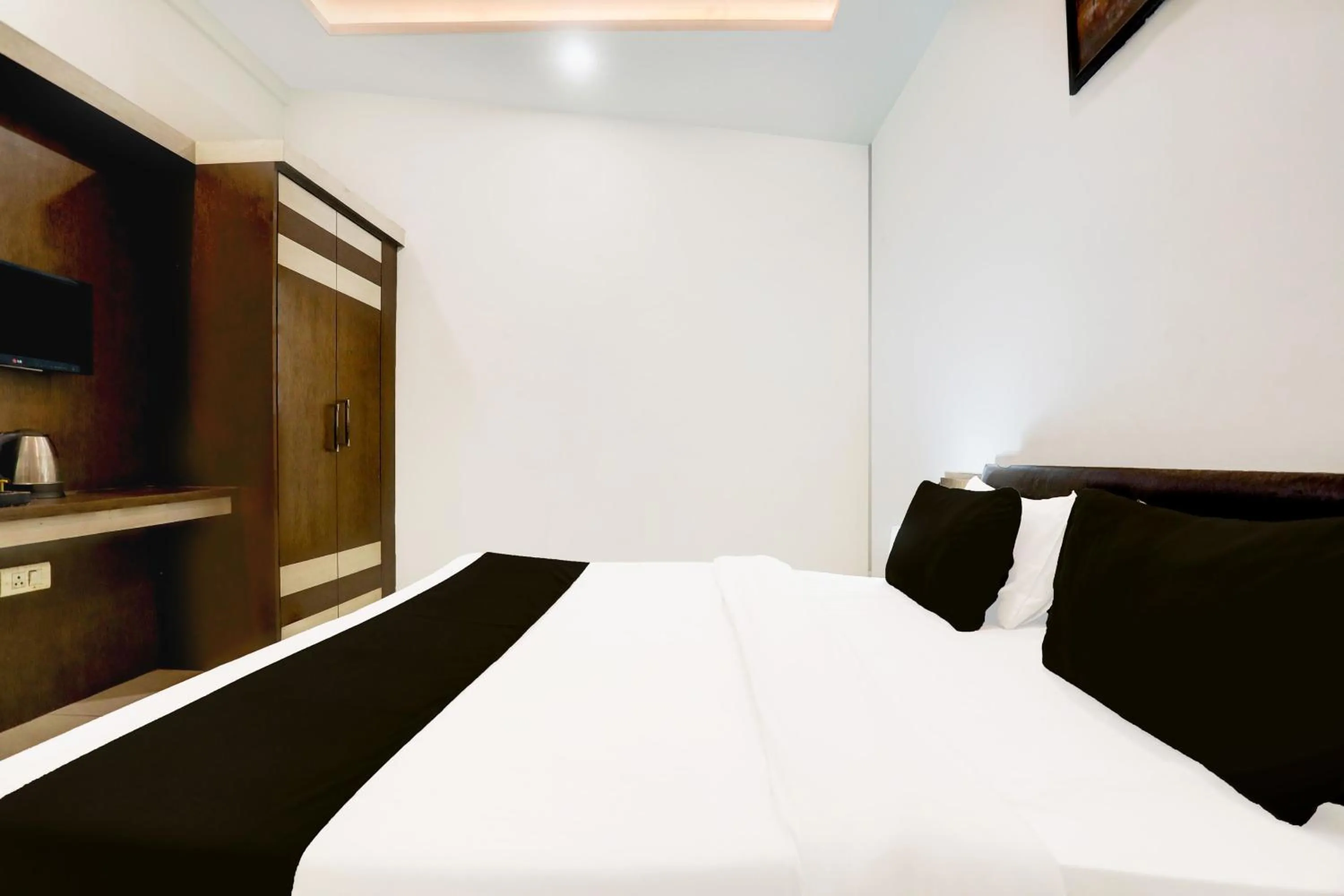 Bedroom, Bed in Super Hotel O Taj Nagri Near Taj Mahal East Gate Formerly Riviera