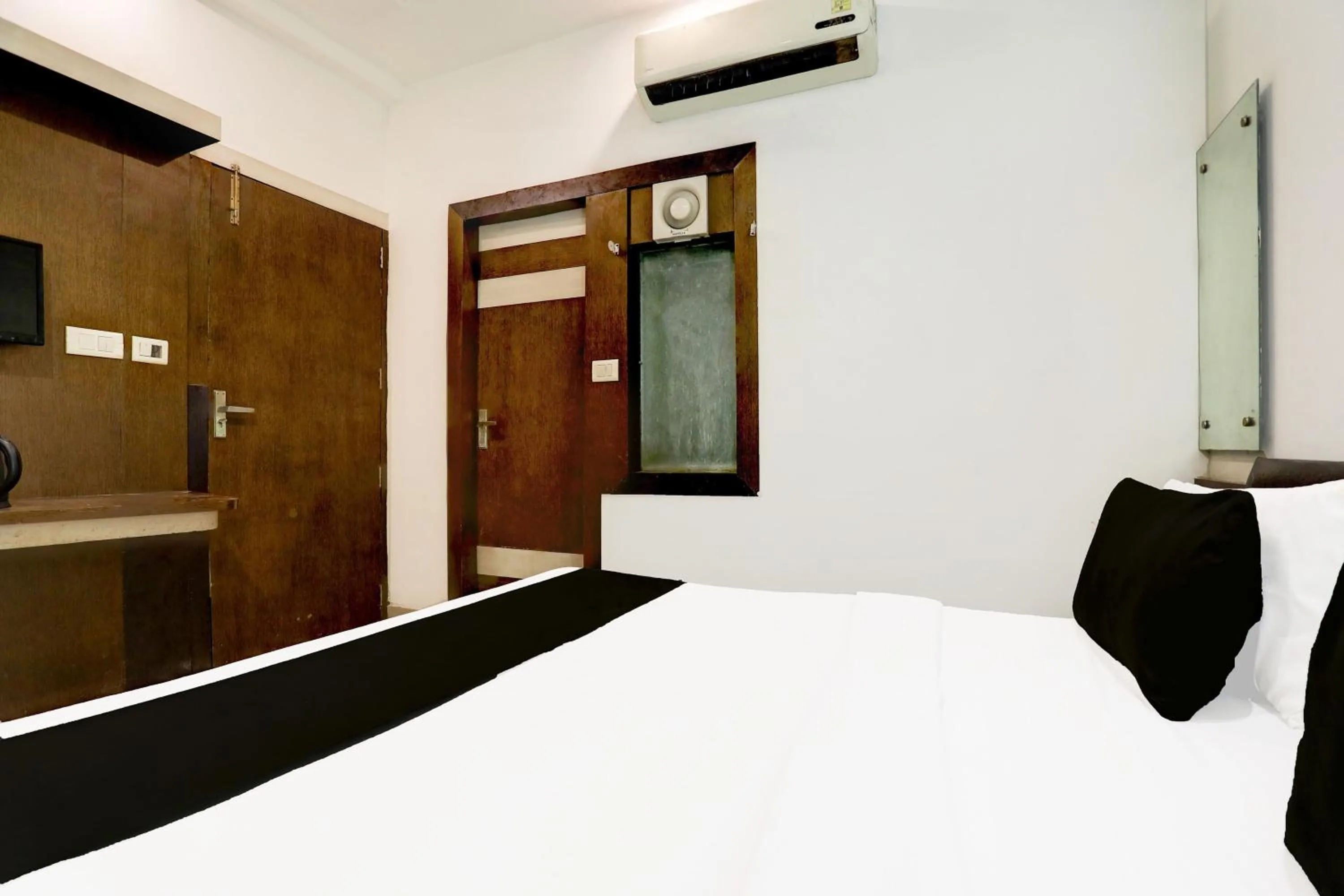 Bedroom, Bed in Super Hotel O Taj Nagri Near Taj Mahal East Gate Formerly Riviera