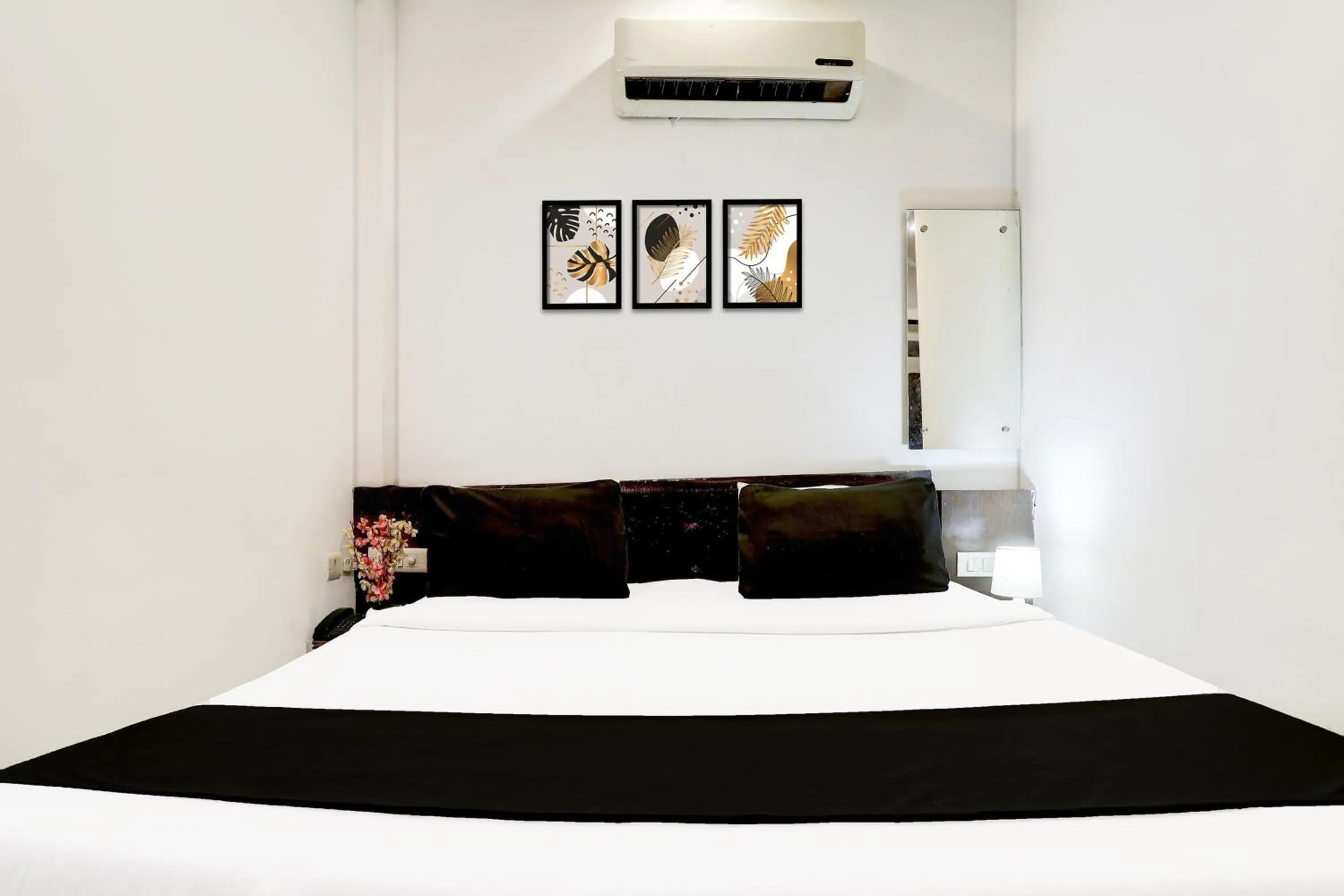 Bedroom, Bed in Super Hotel O Taj Nagri Near Taj Mahal East Gate Formerly Riviera