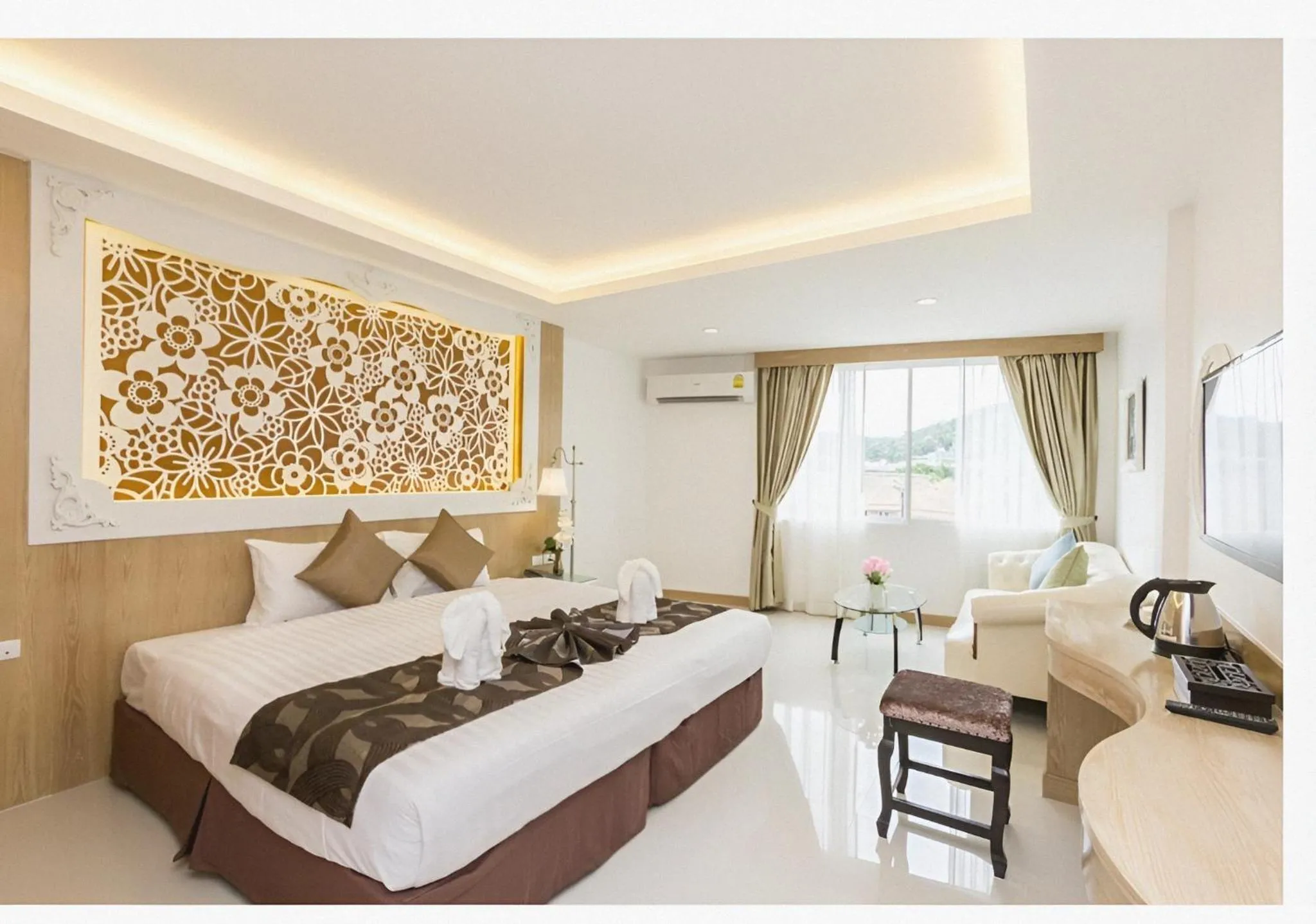 Photo of the whole room, Bed in Lucky Sun Patong