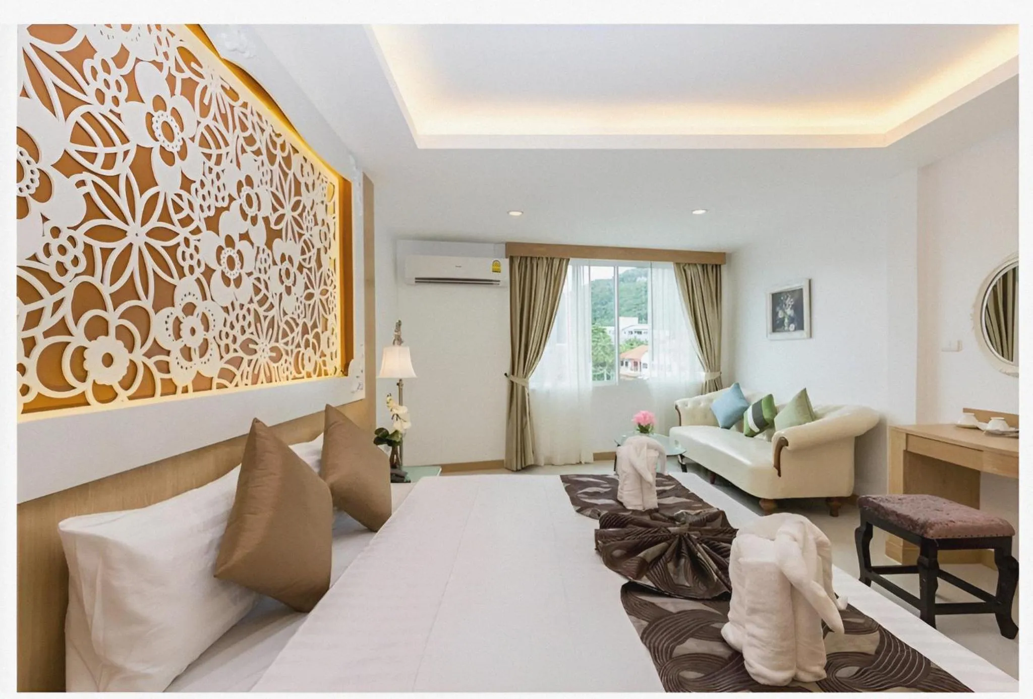 Photo of the whole room, Bed in Lucky Sun Patong