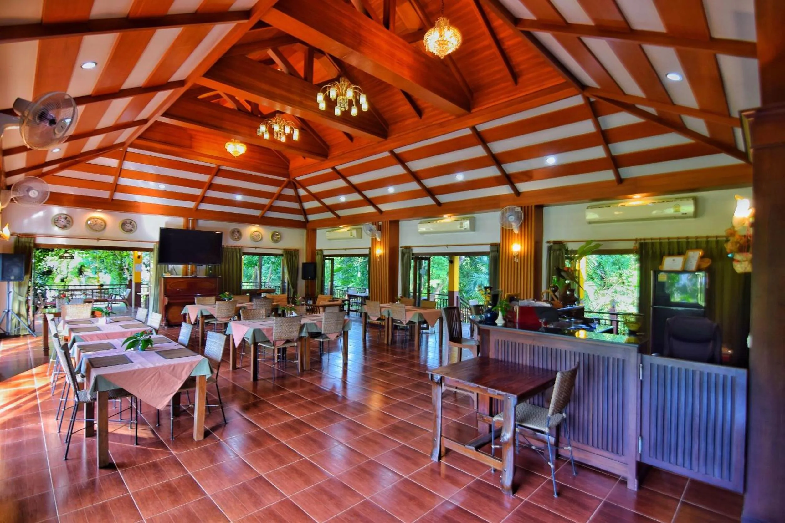Restaurant/places to eat in Papai Country Lodge SHA