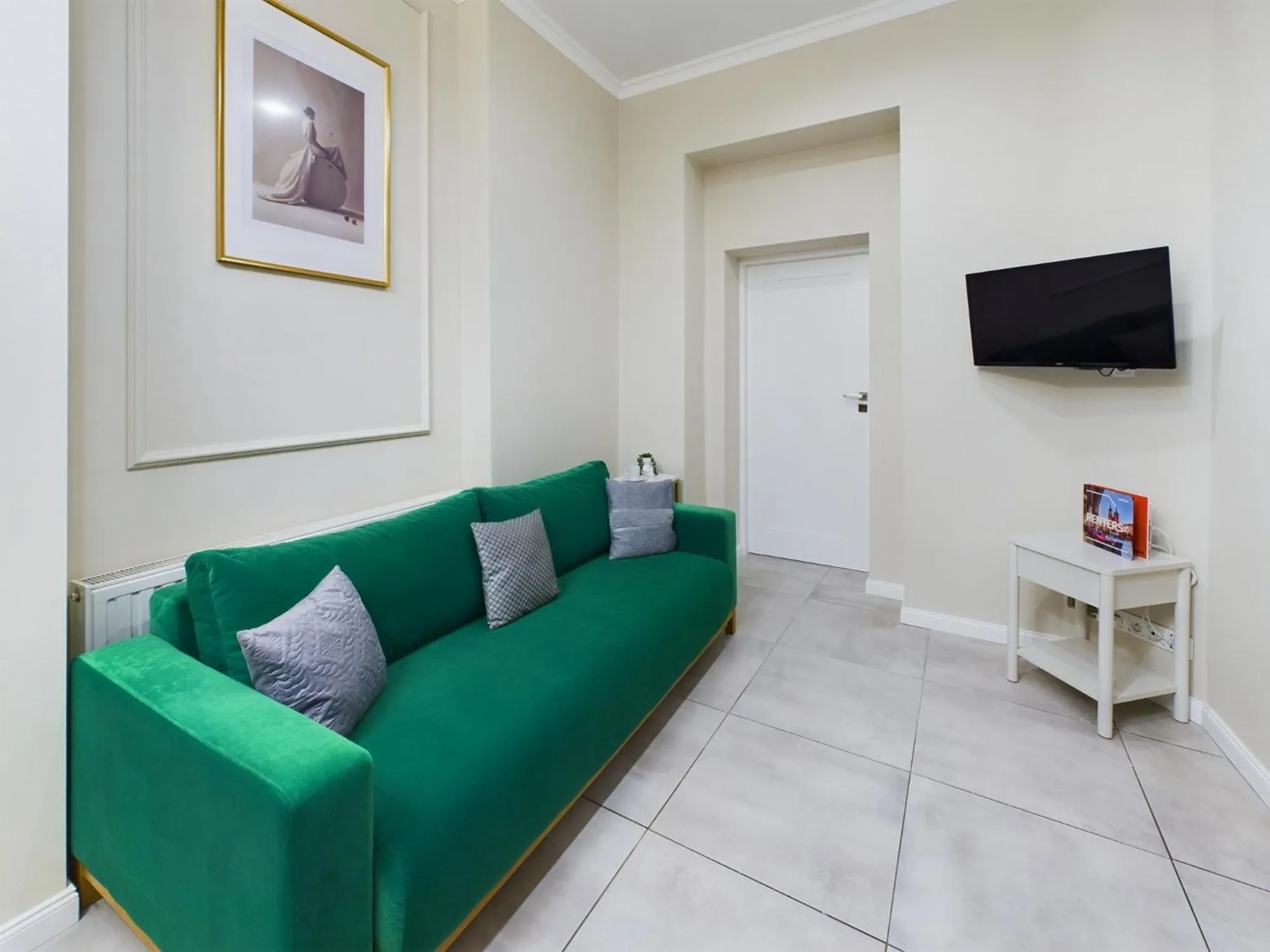 Communal lounge/ TV room in Apartments Dietla Cracow by Noclegi Renters