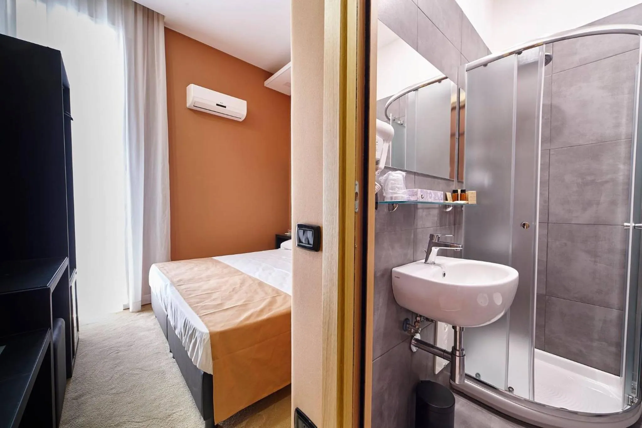 Shower, Bed in Sweet Central Hotel